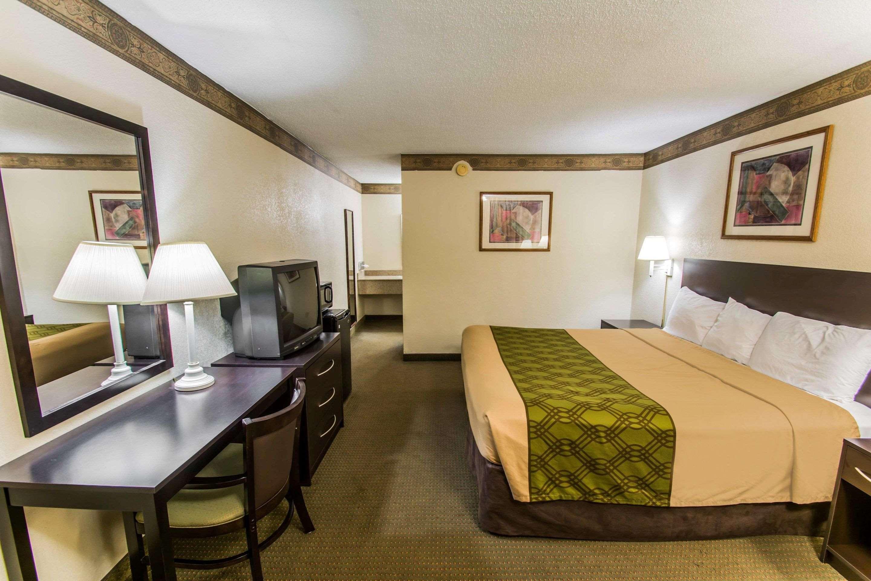 Econo Motel 2*