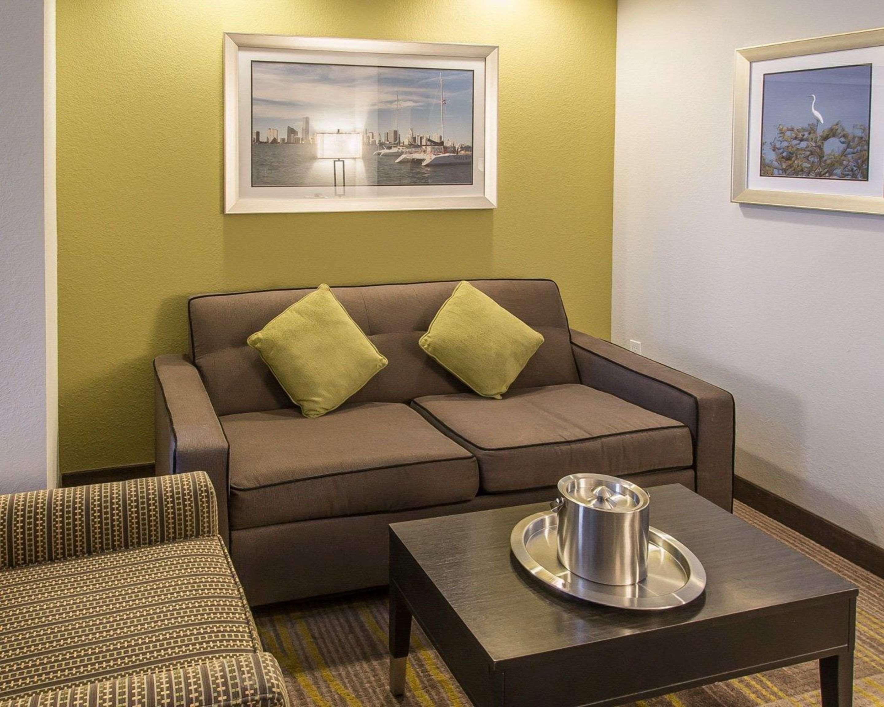 Comfort Miami Airport North 3*