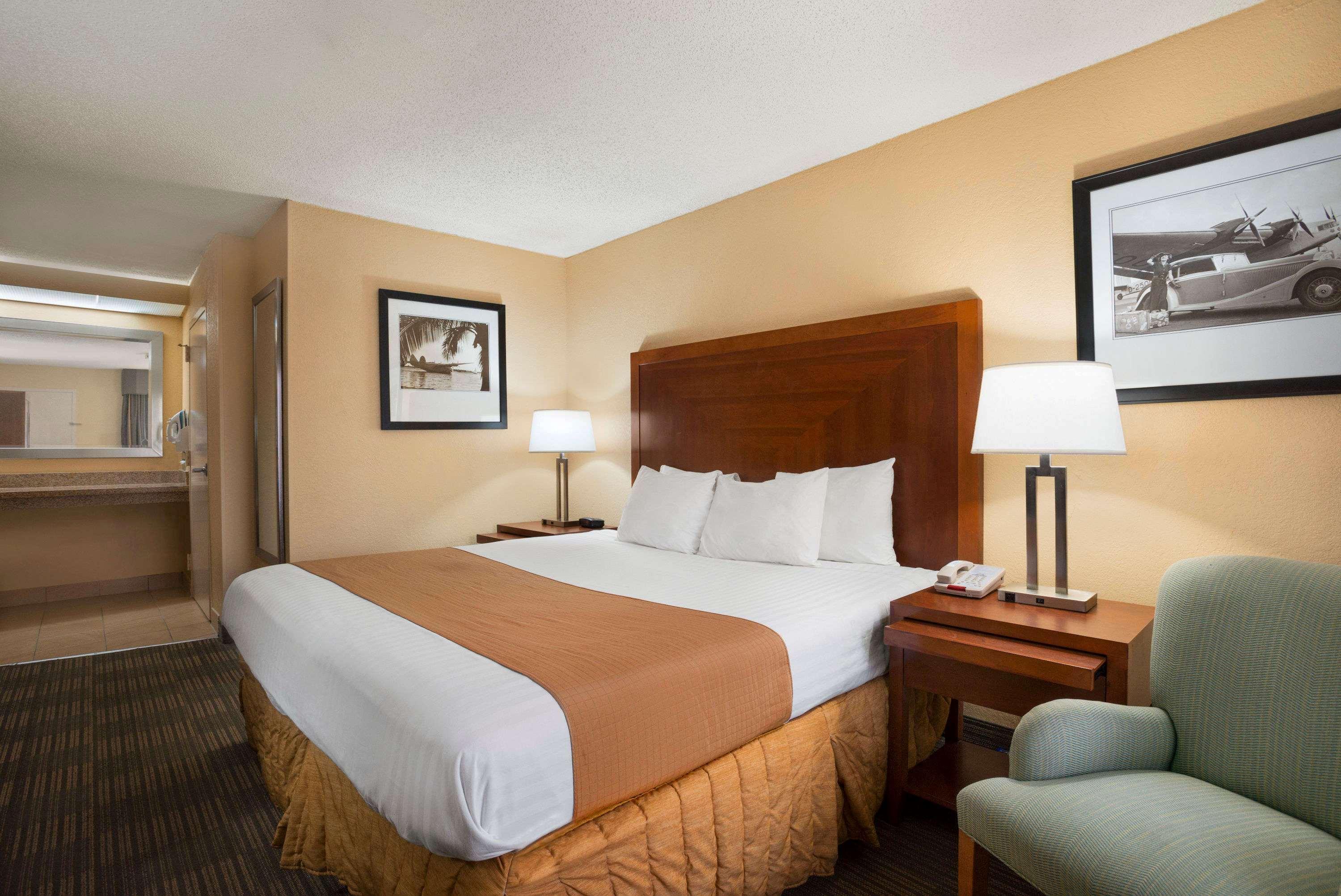 Days By Wyndham Airport Jacksonville