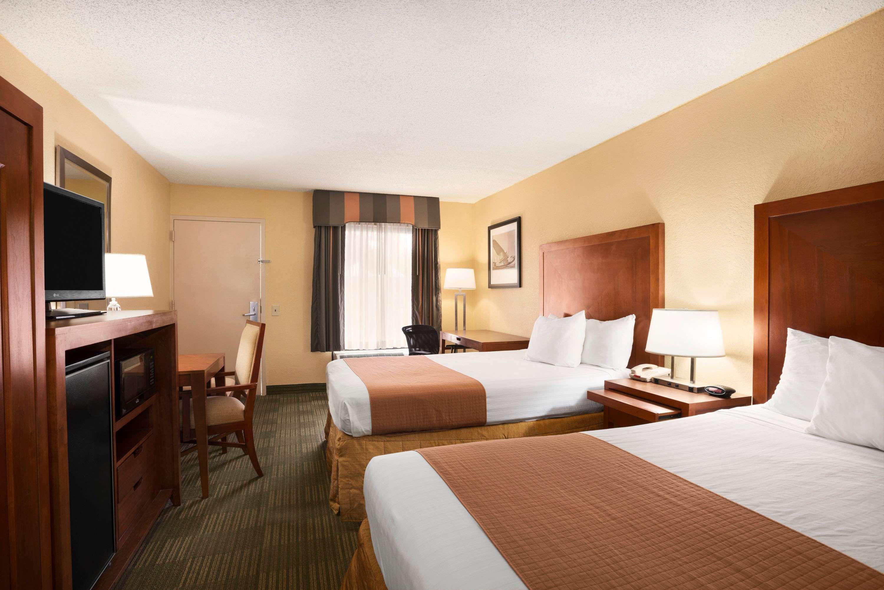 Days By Wyndham Airport 2*