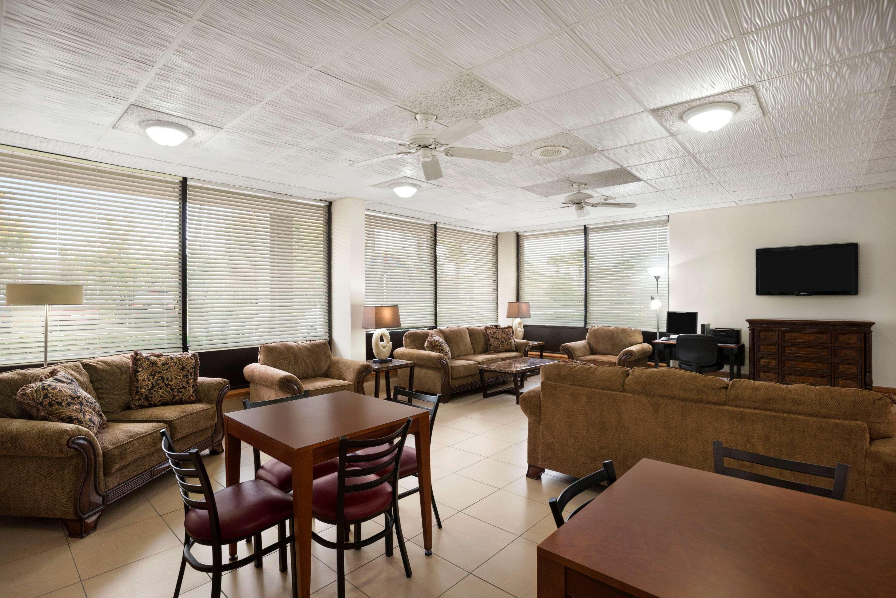Hotel Days By Wyndham Airport