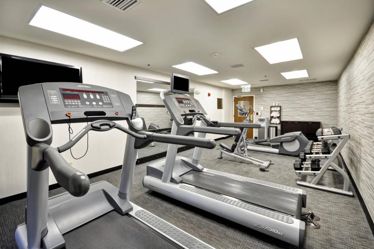 Courtyard By Marriott Airport/ Northeast Hotel