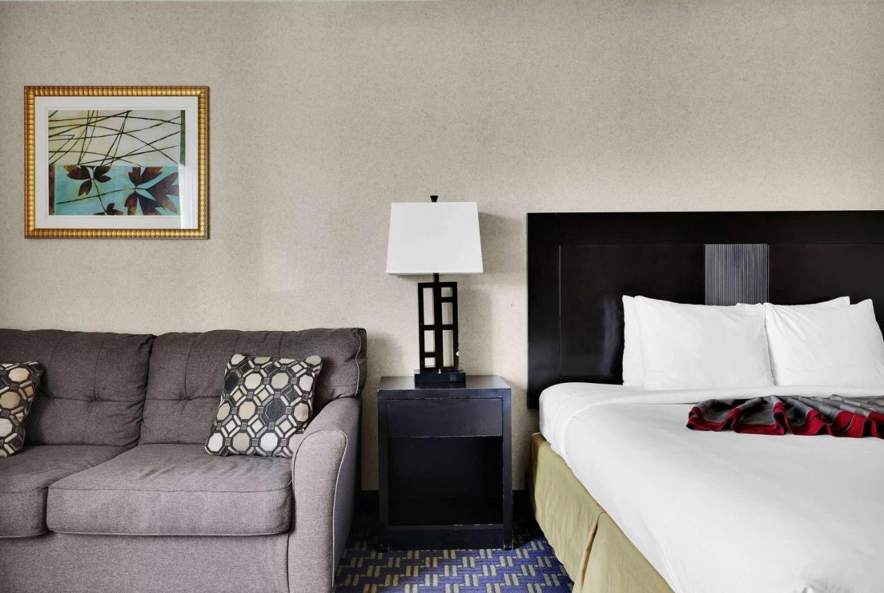 Ramada By Wyndham I-95 By Butler Blvd Hotel