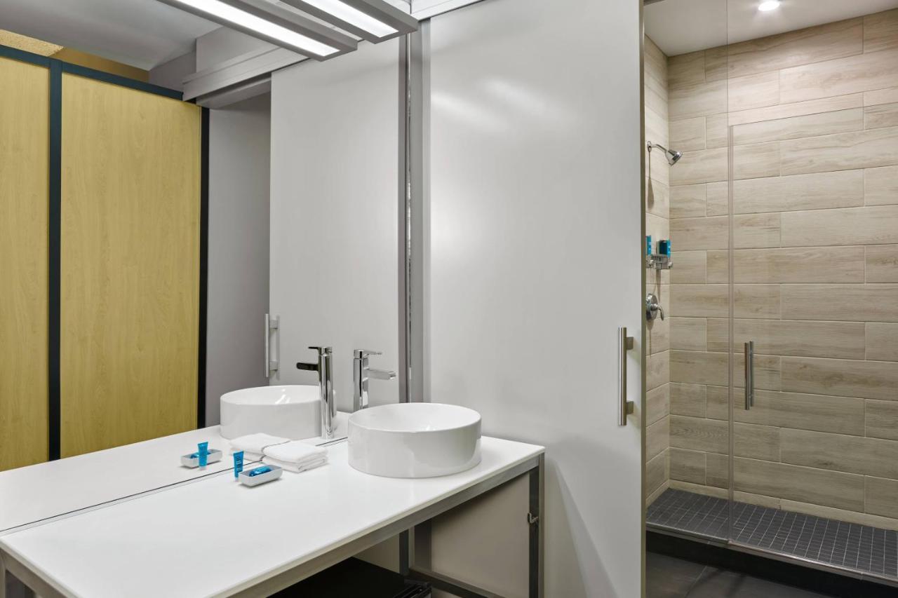 Hotel Aloft Airport 3*