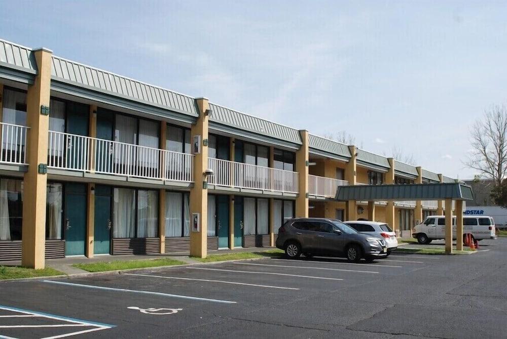 Stayable Jax West