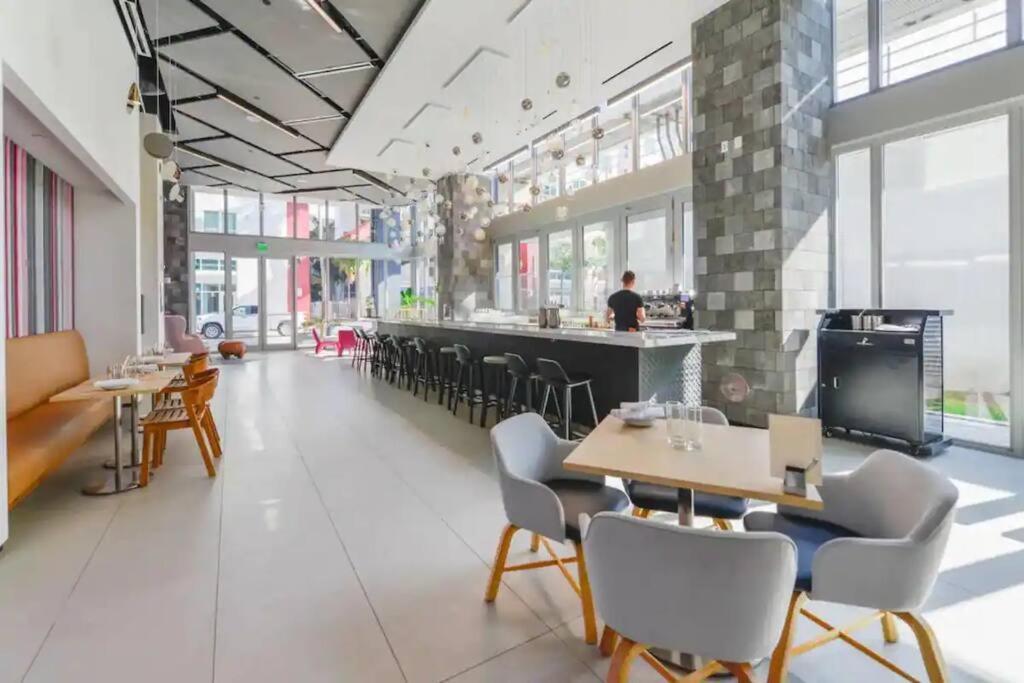 Downtown Elegance. 17th Floor Yotelpad Apartment