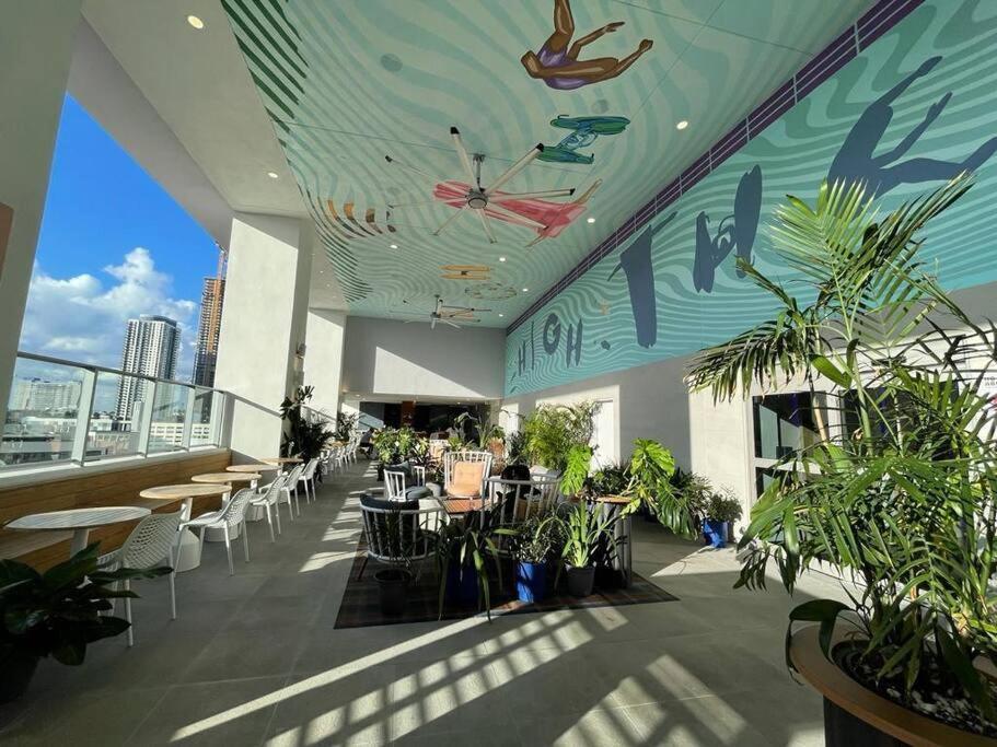 Downtown Elegance. 17th Floor Yotelpad Apartment