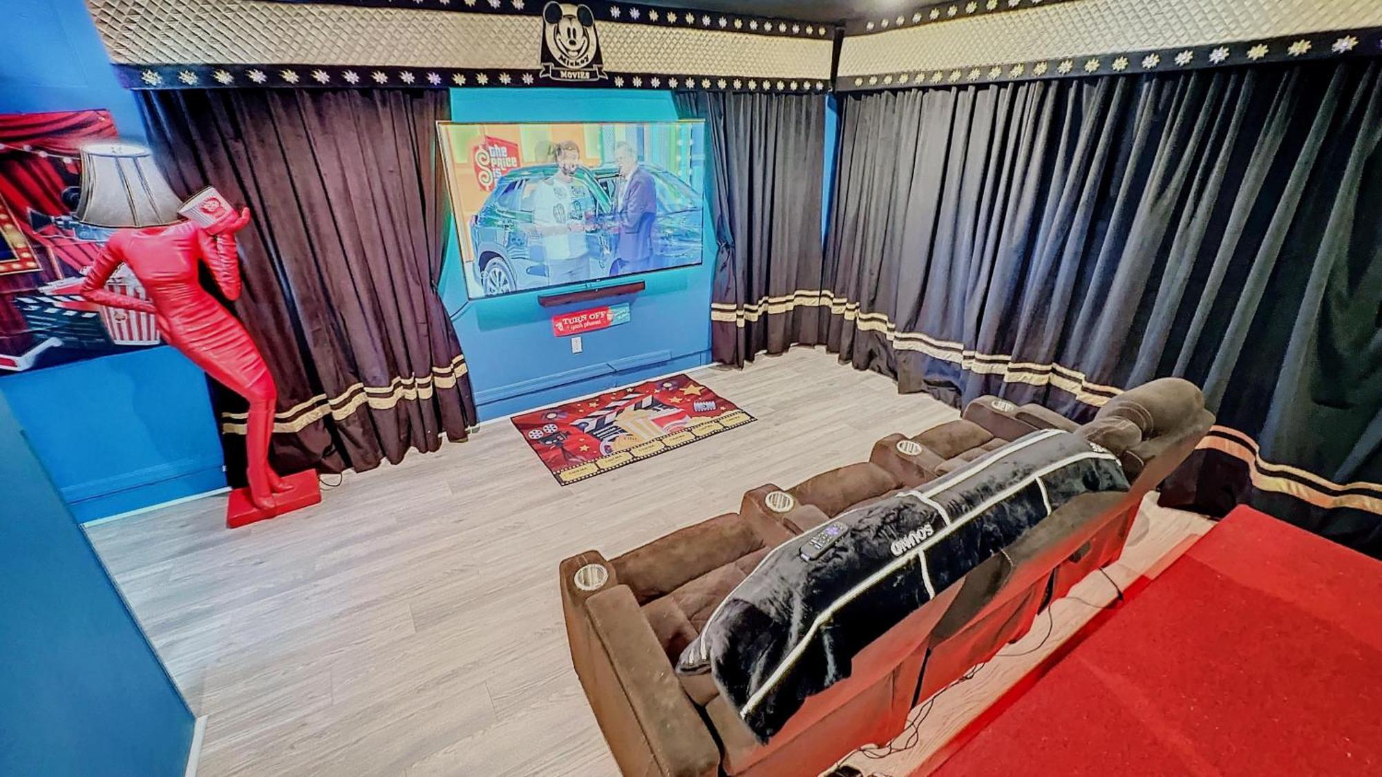 Mickeys Movie House, 2 Masters, Pool And Spa Holiday home