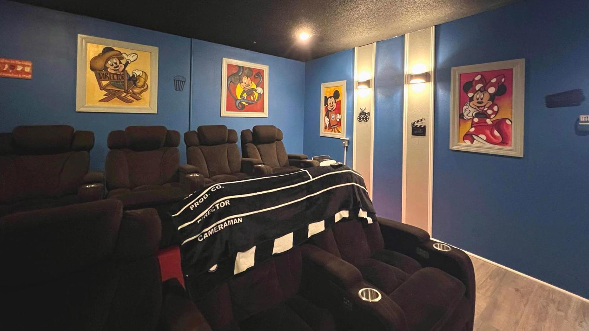 Mickeys Movie House, 2 Masters, Pool And Spa Holiday home Orlando