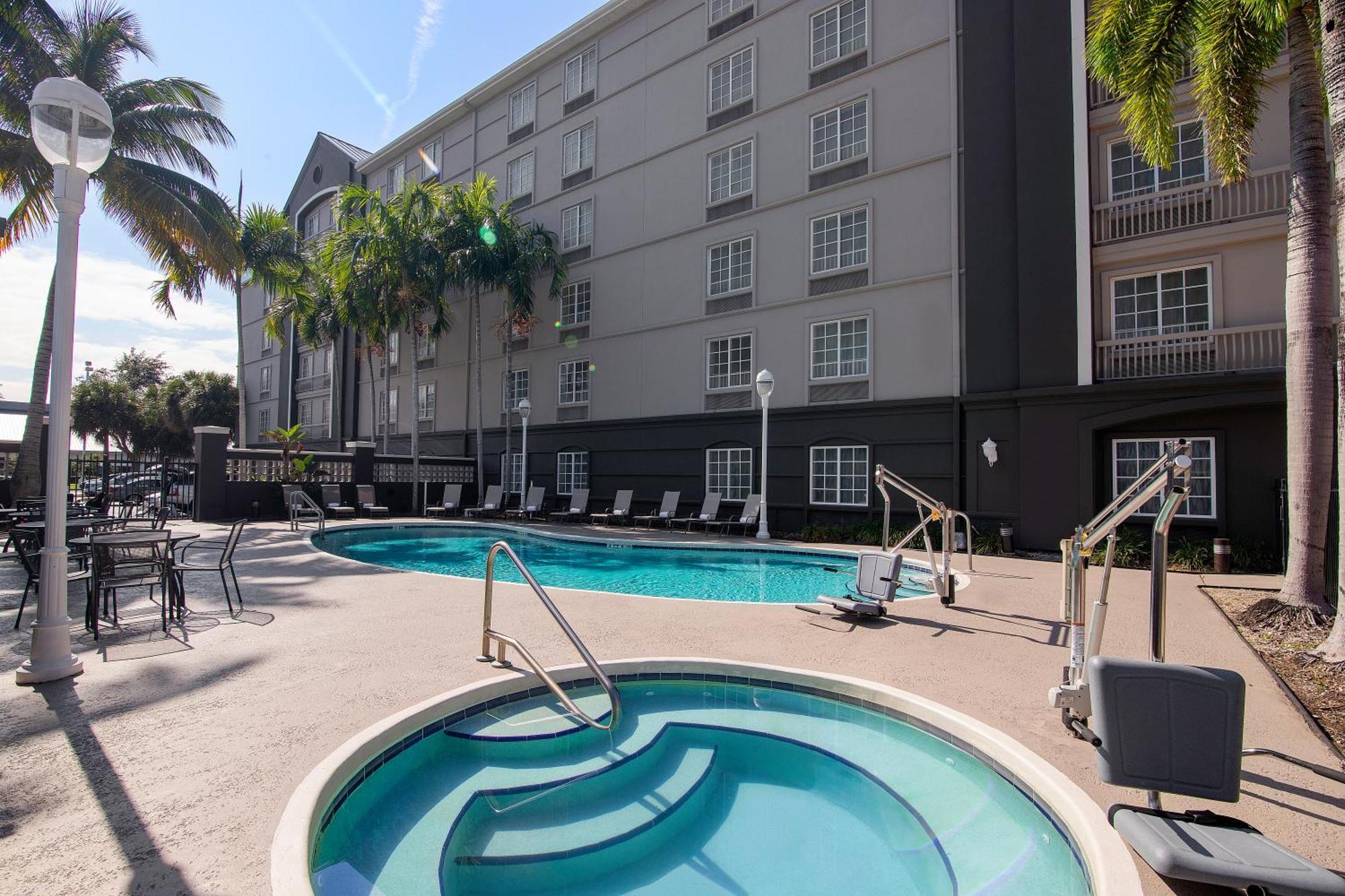 Hotel La Quinta By Wyndham Miami Airport West