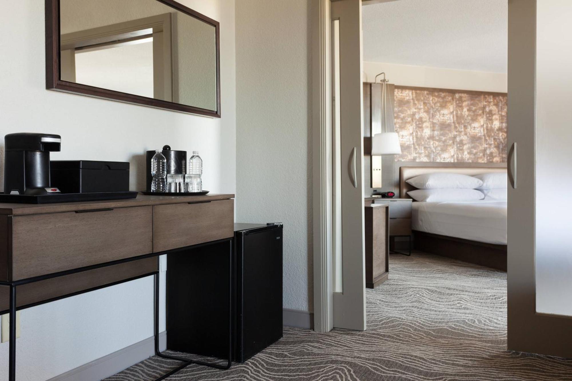 Marriott Airport Lakeside Hotel 4*