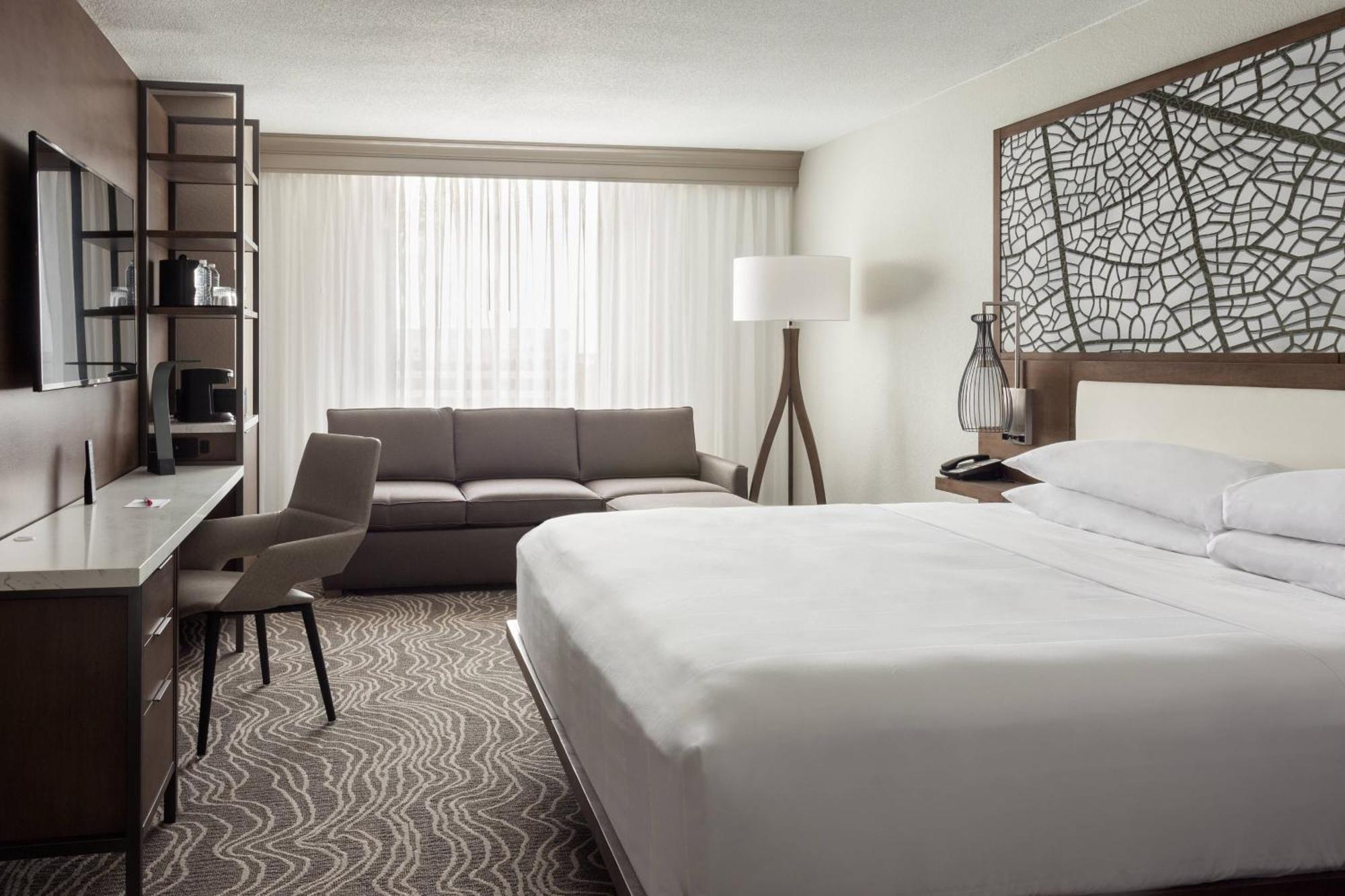 Marriott Airport Lakeside Hotel 4*