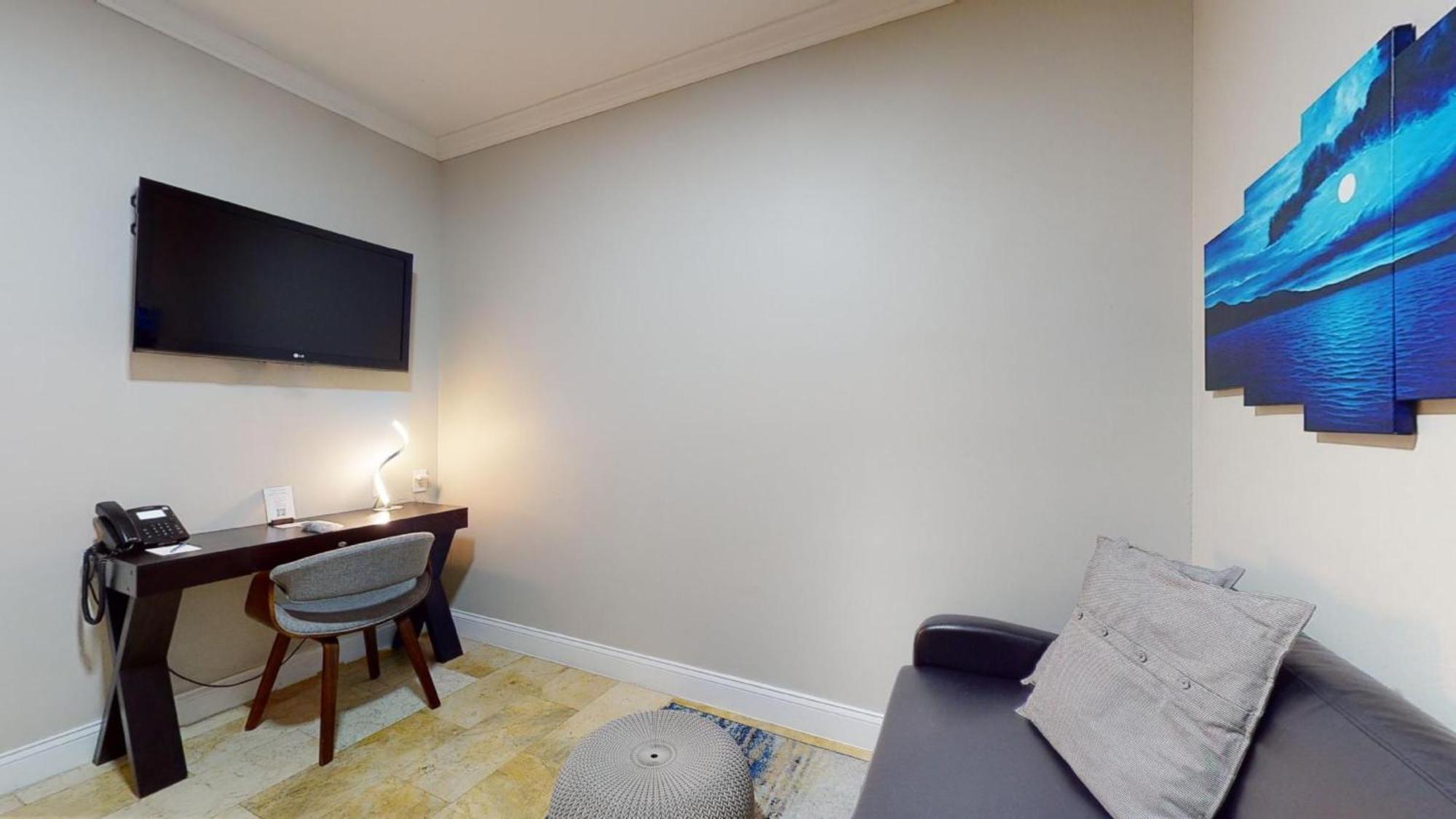 Nuvo - Miami Doral Hotel