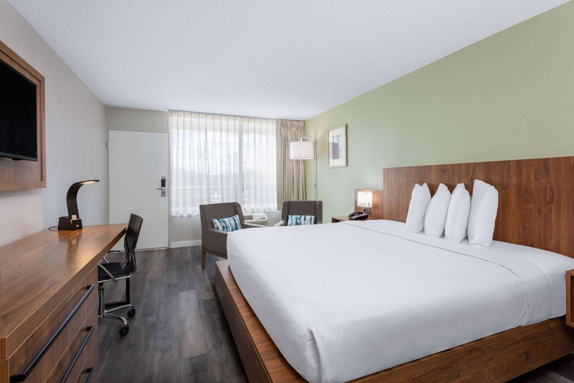 Ramada By Wyndham Near I-4 3*