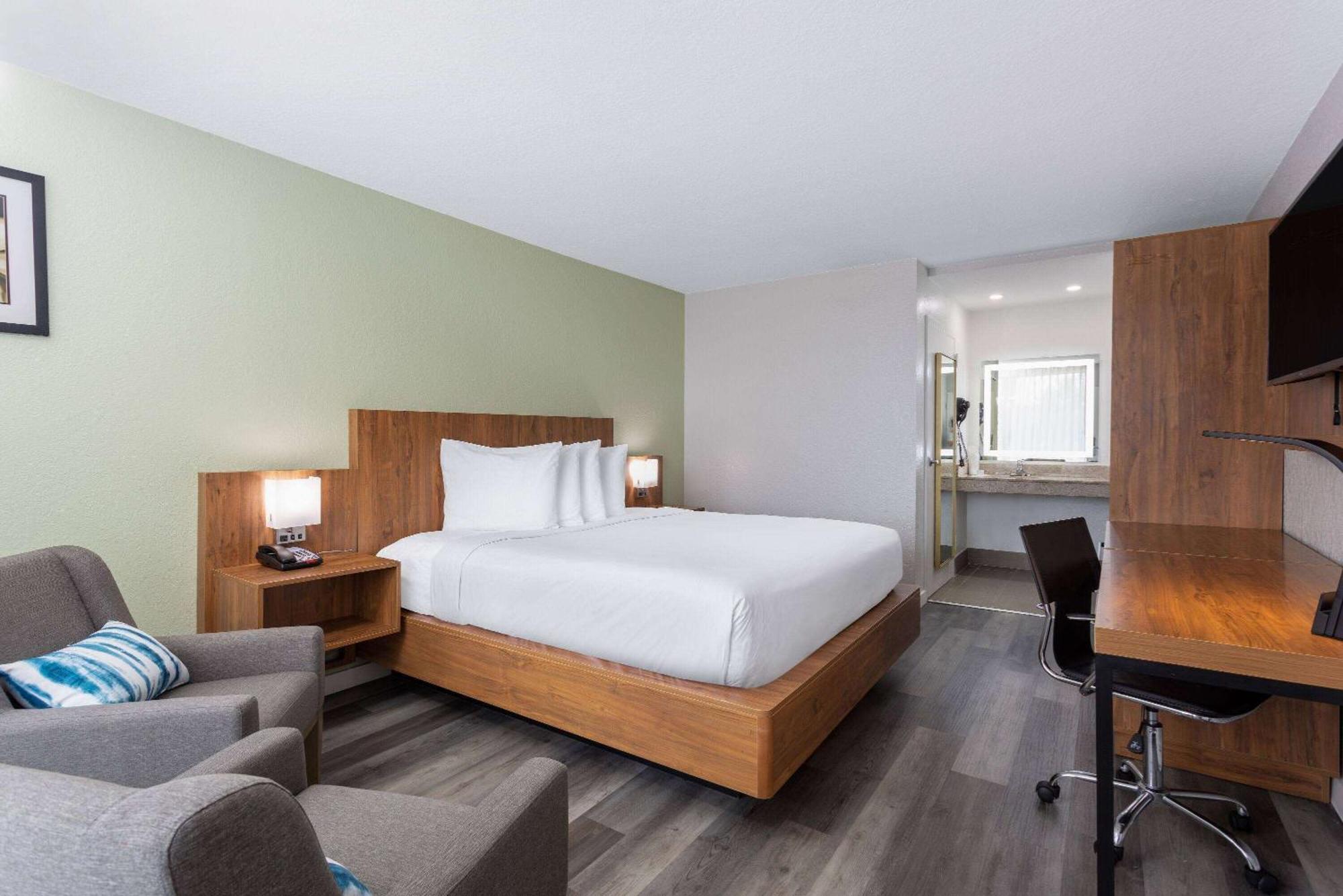 Hotel Ramada By Wyndham Near I-4 3*
