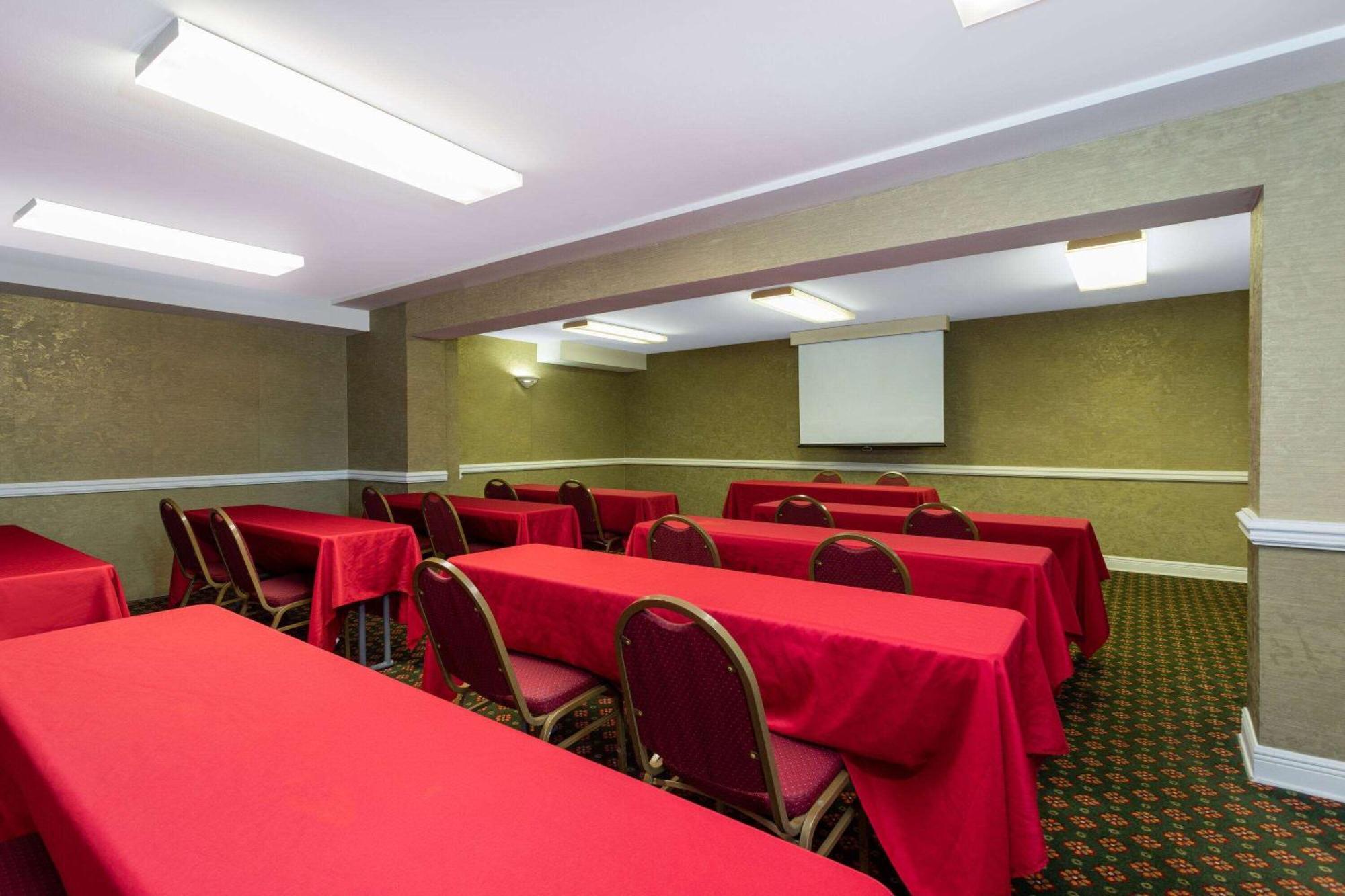 Ramada By Wyndham Near I-4 Hotel 3*