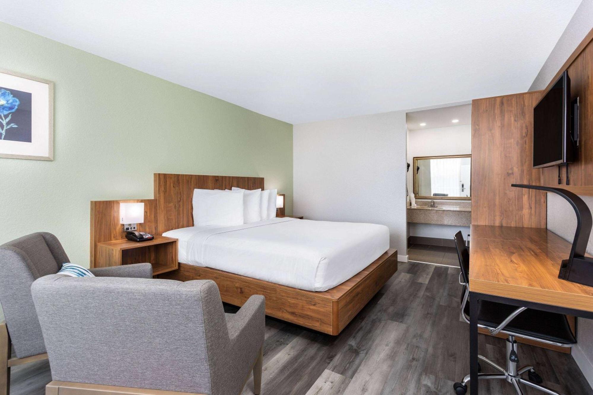 Hotel Ramada By Wyndham Near I-4 3*
