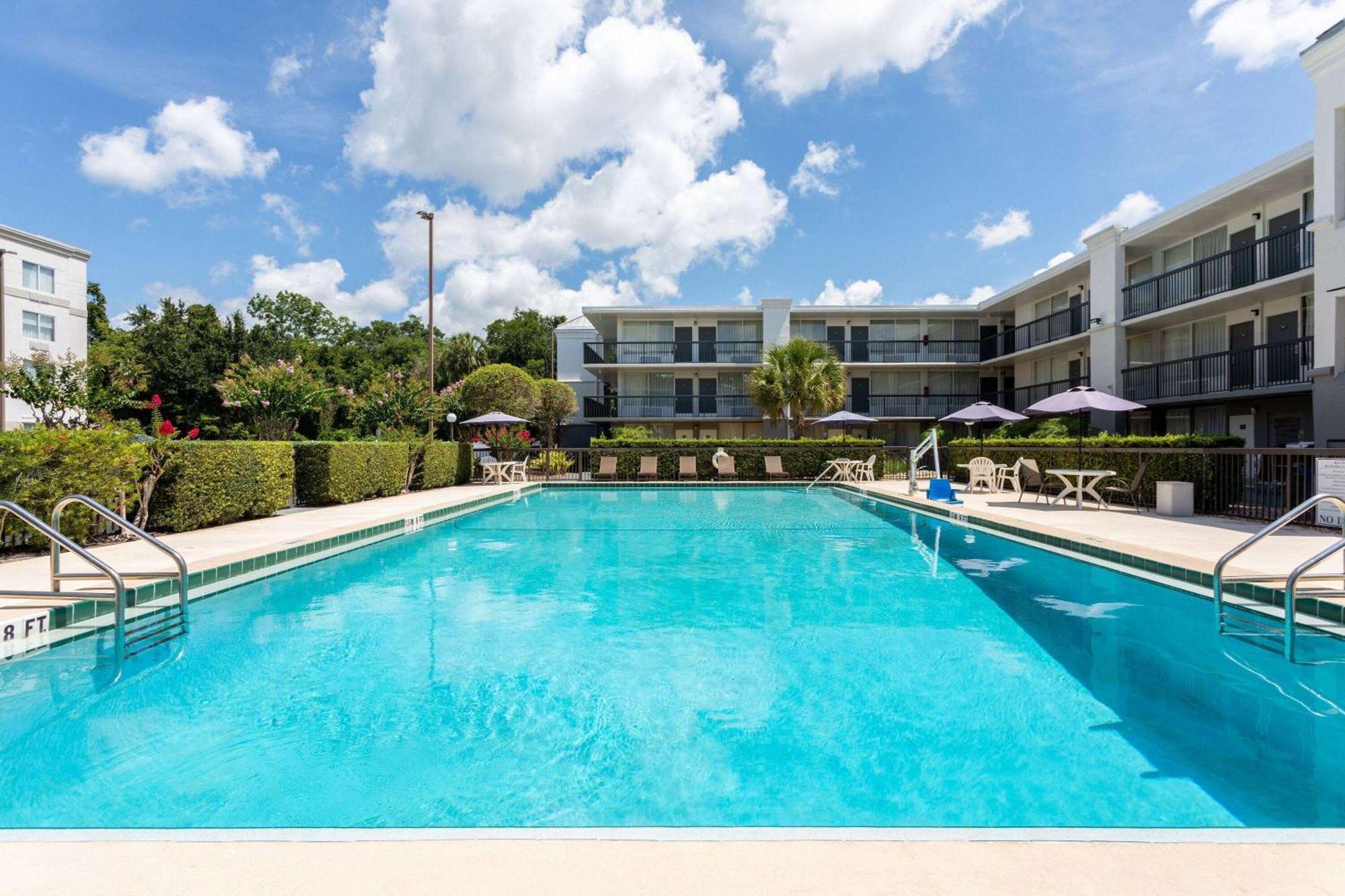 Hotel Ramada By Wyndham Near I-4 3*