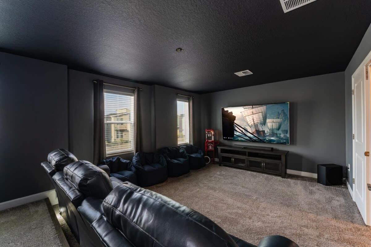 Amazing 8br W Theme Rms Game Theater Holiday home