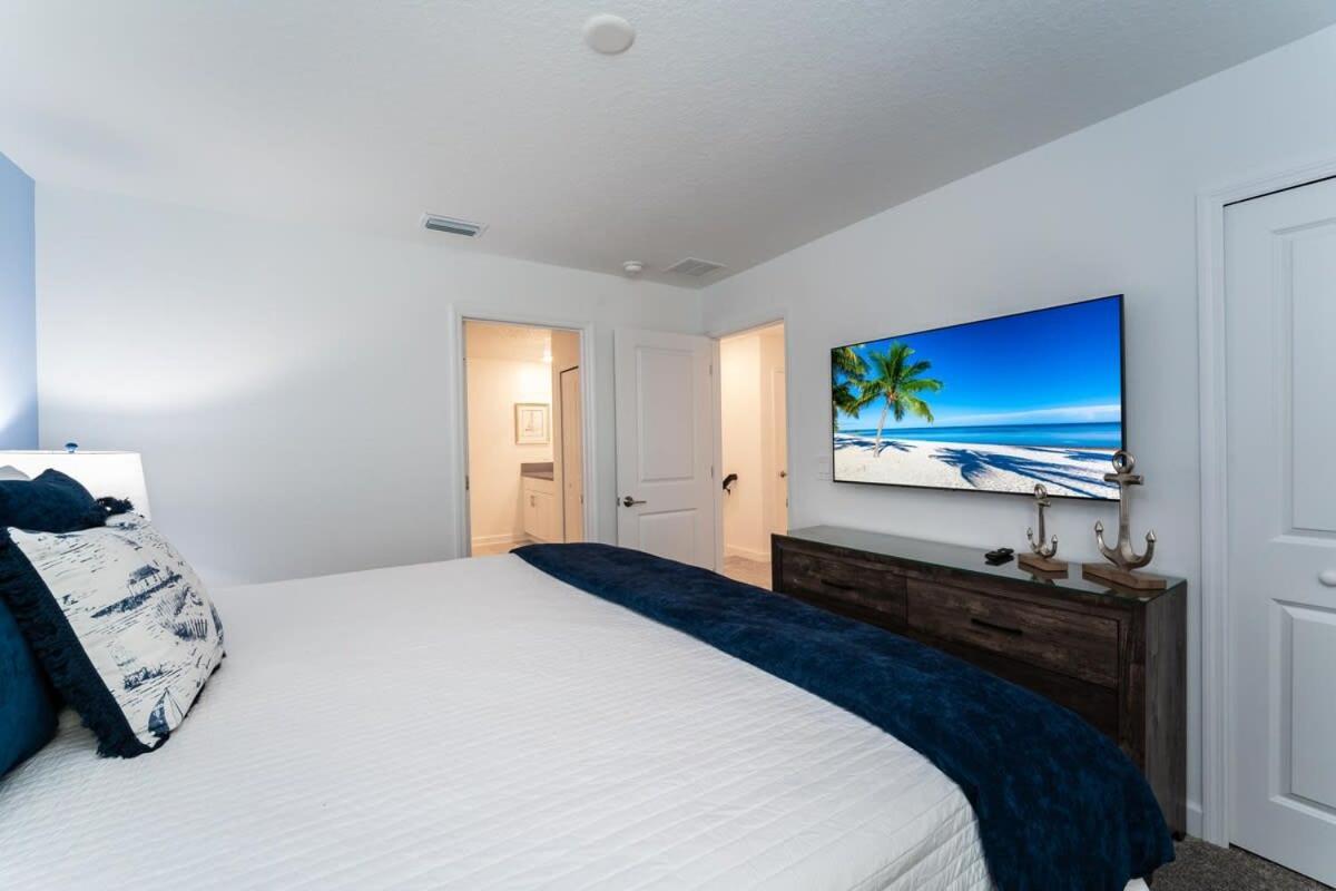 Amazing 8br W Theme Rms Game Theater Holiday home Kissimmee