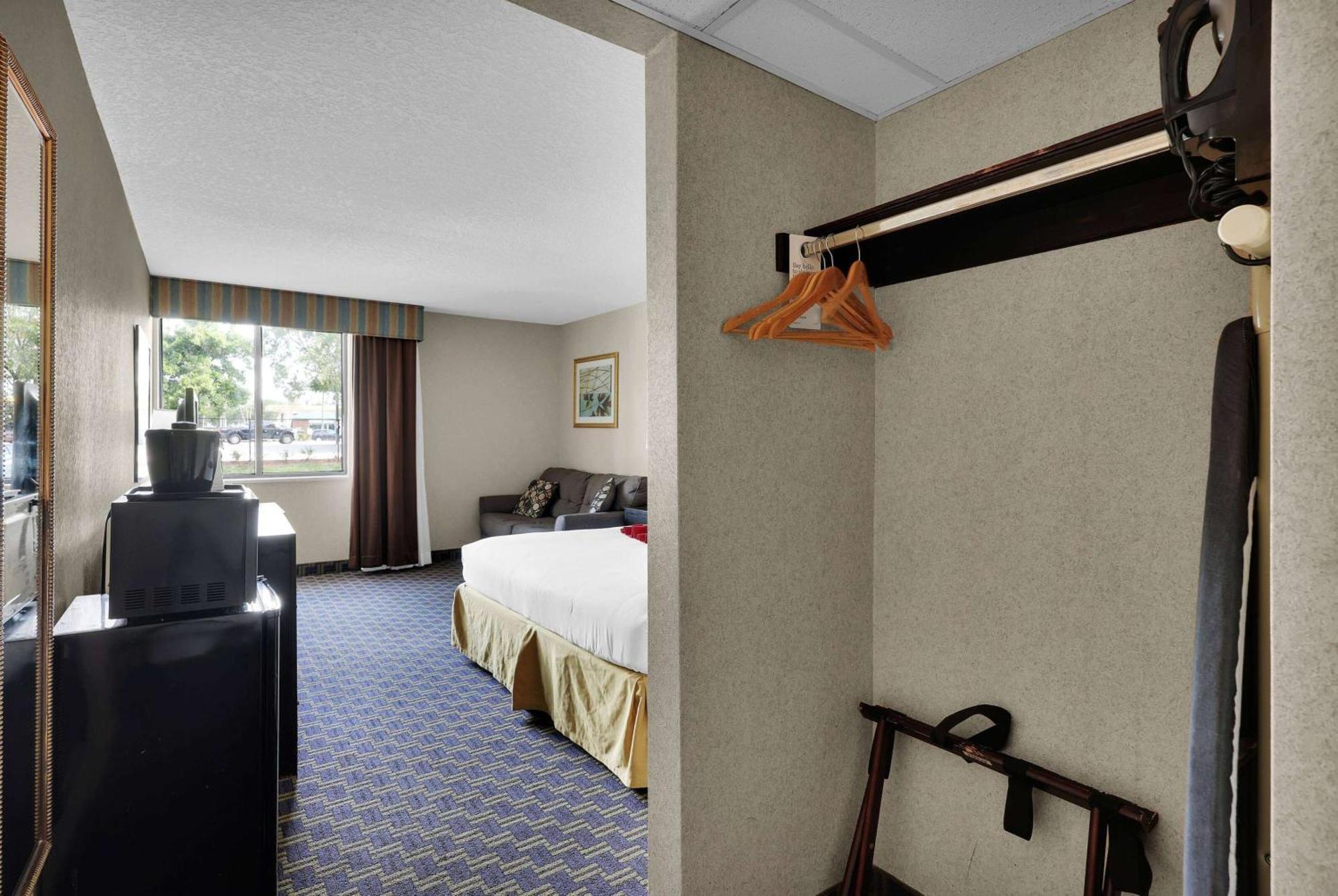 Hotel Ramada By Wyndham I-95 By Butler Blvd 3*