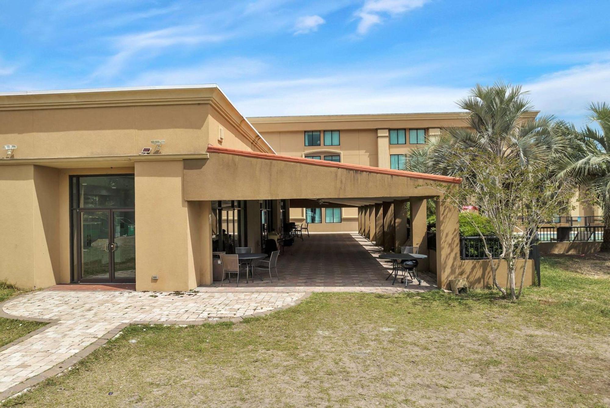 Ramada By Wyndham I-95 By Butler Blvd Hotel