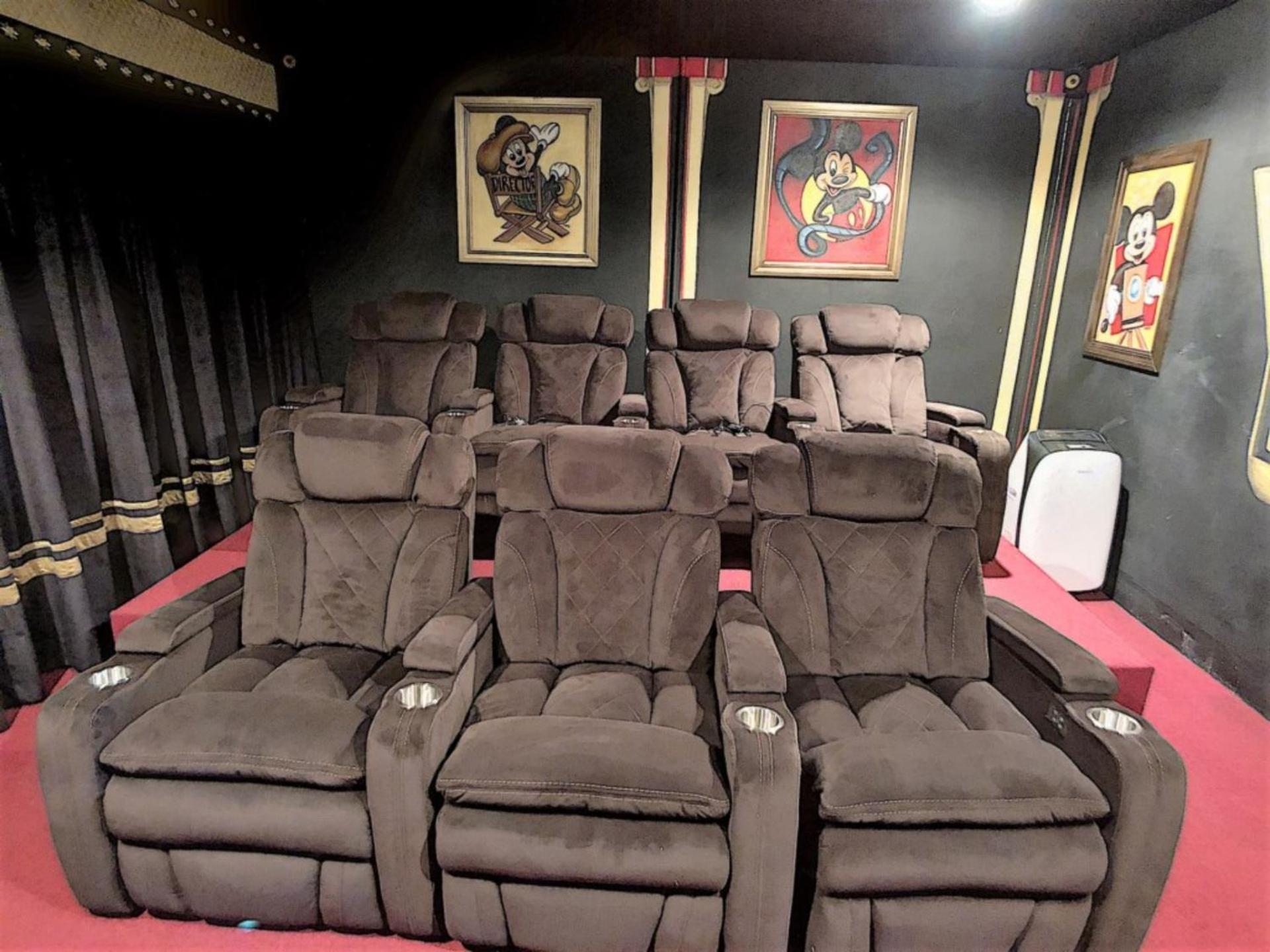 Mickeys Movie House, 2 Masters, Pool And Spa Holiday home *