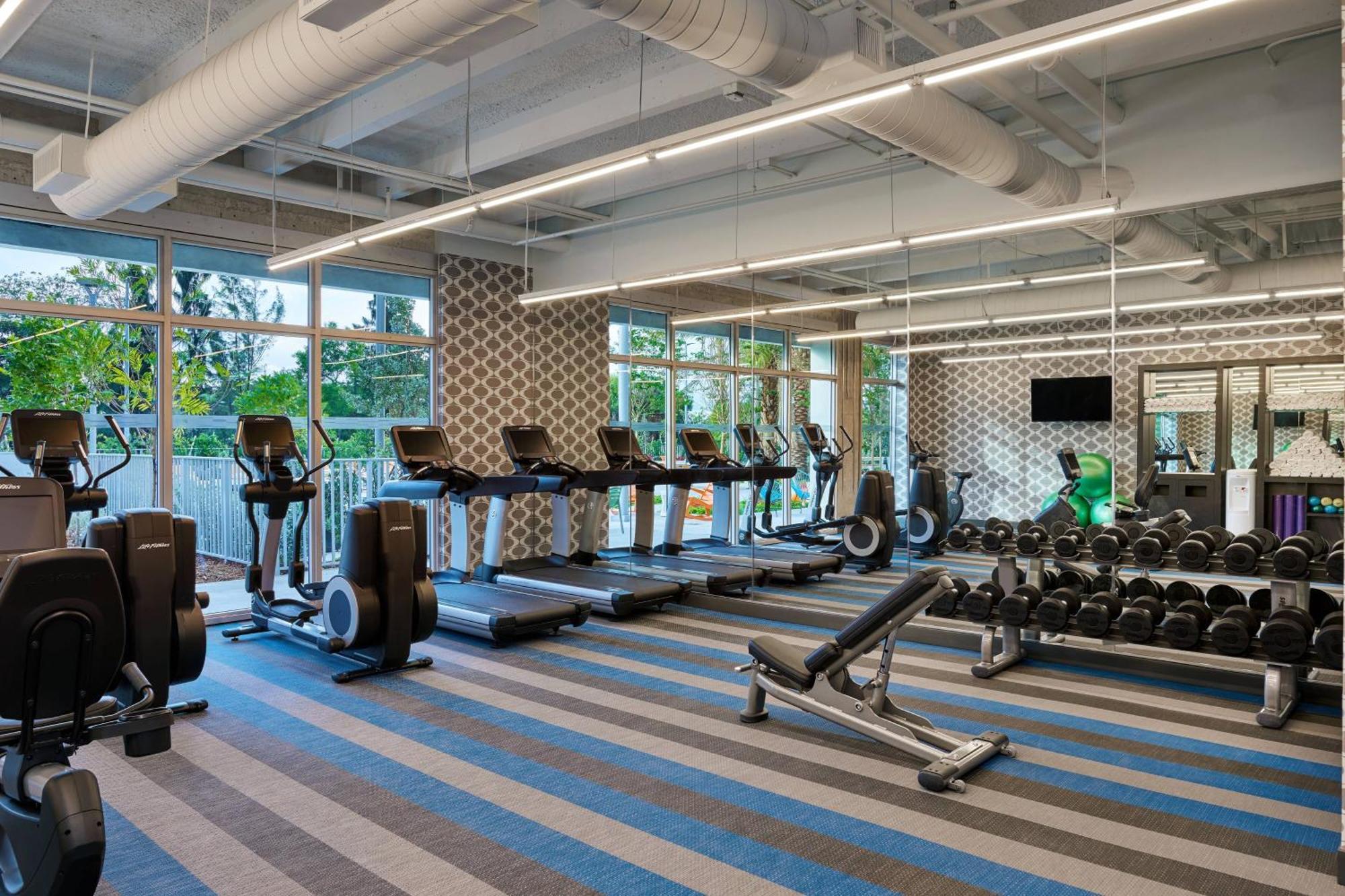 Aloft Airport Hotel 3*