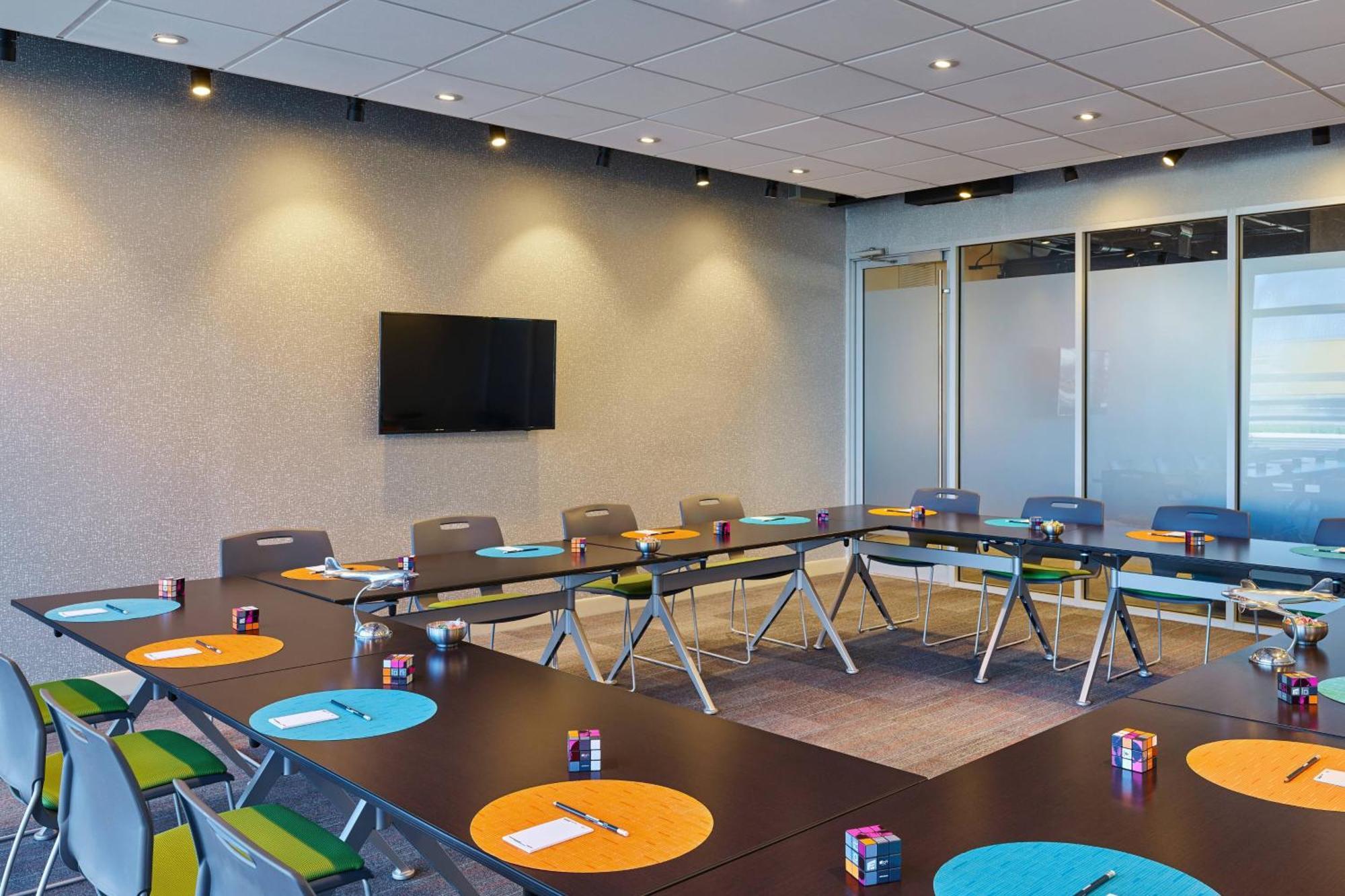 Aloft Airport 3*