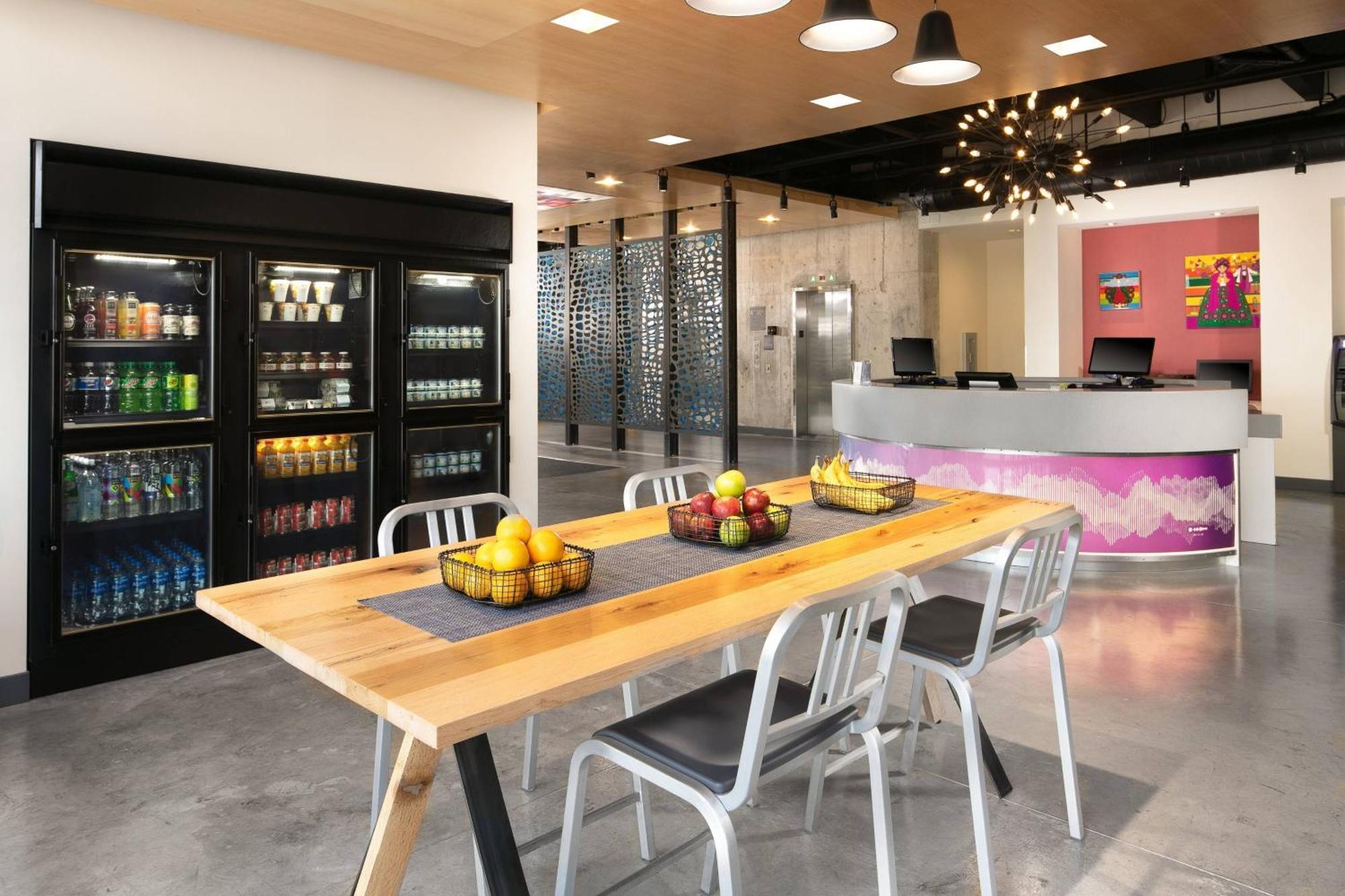 Aloft Airport Hotel 3*
