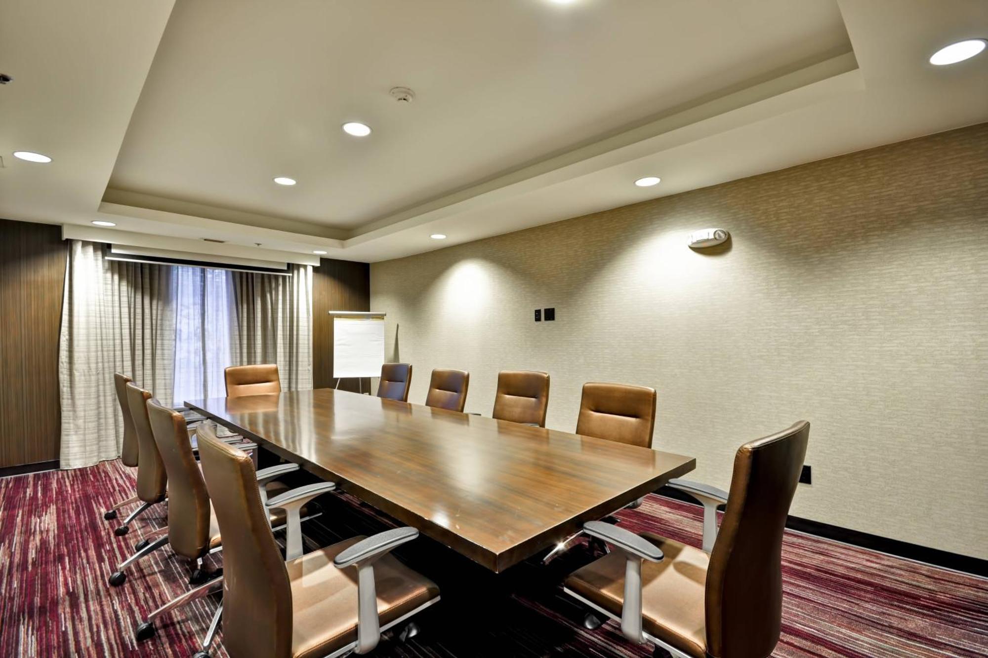Courtyard By Marriott Airport/ Northeast Hotel