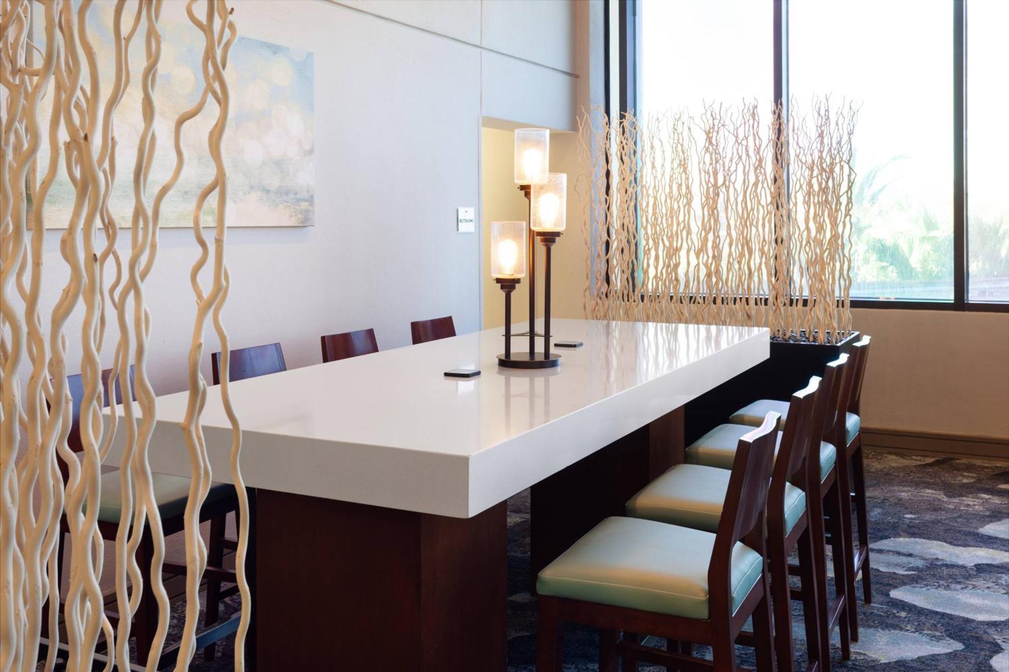 Marriott Airport Lakeside 4*