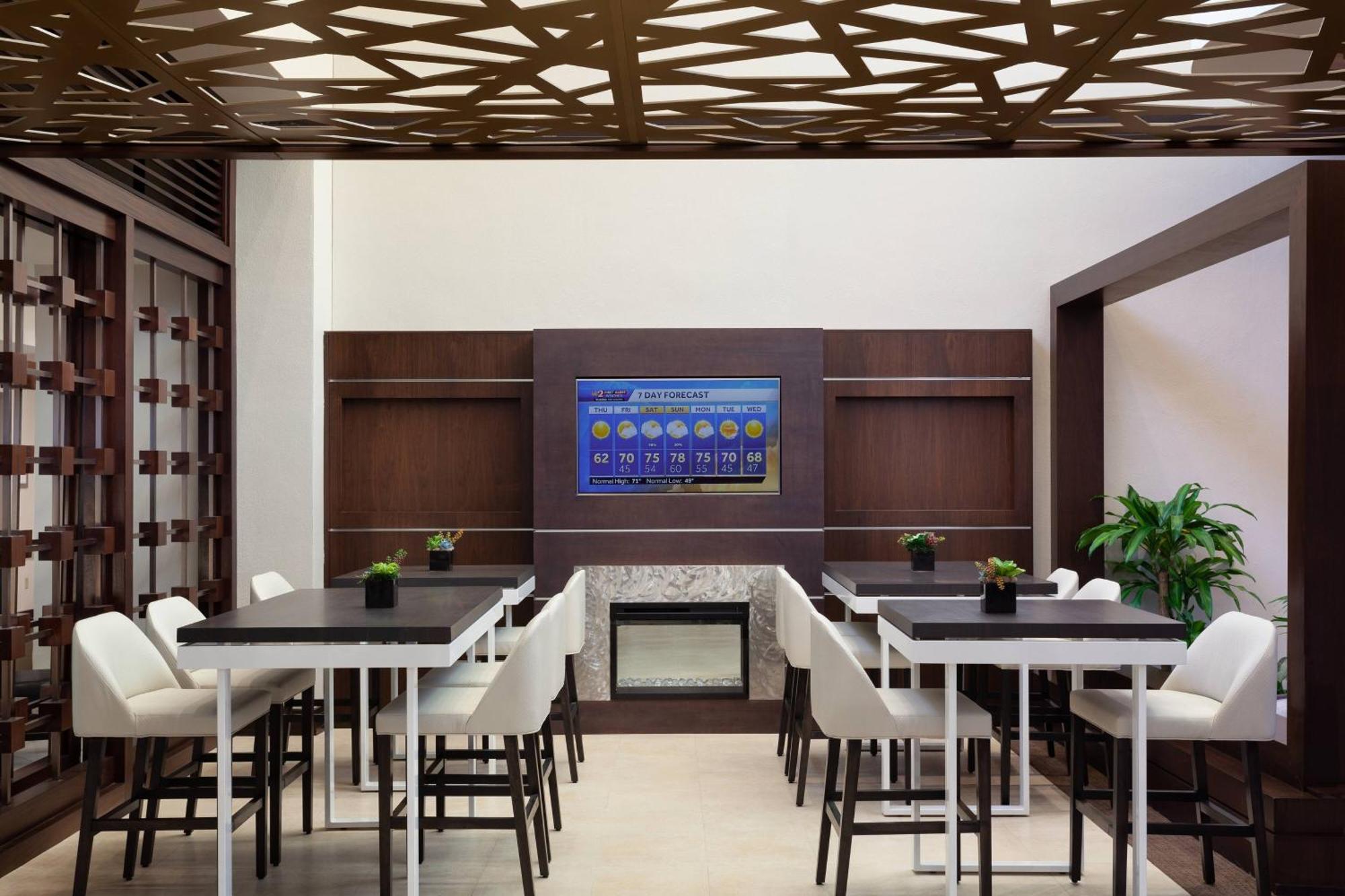 Hotel Marriott Airport Lakeside 4*