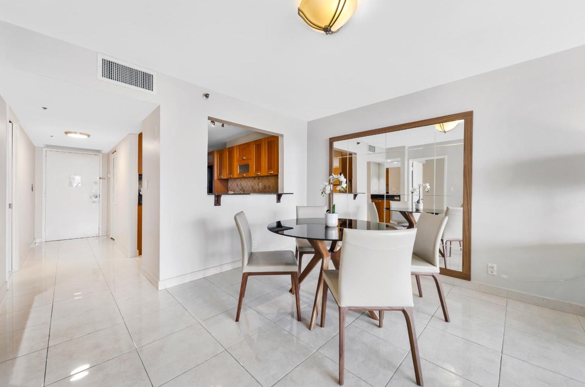 4 Bedroom With Stunning Balcony View *