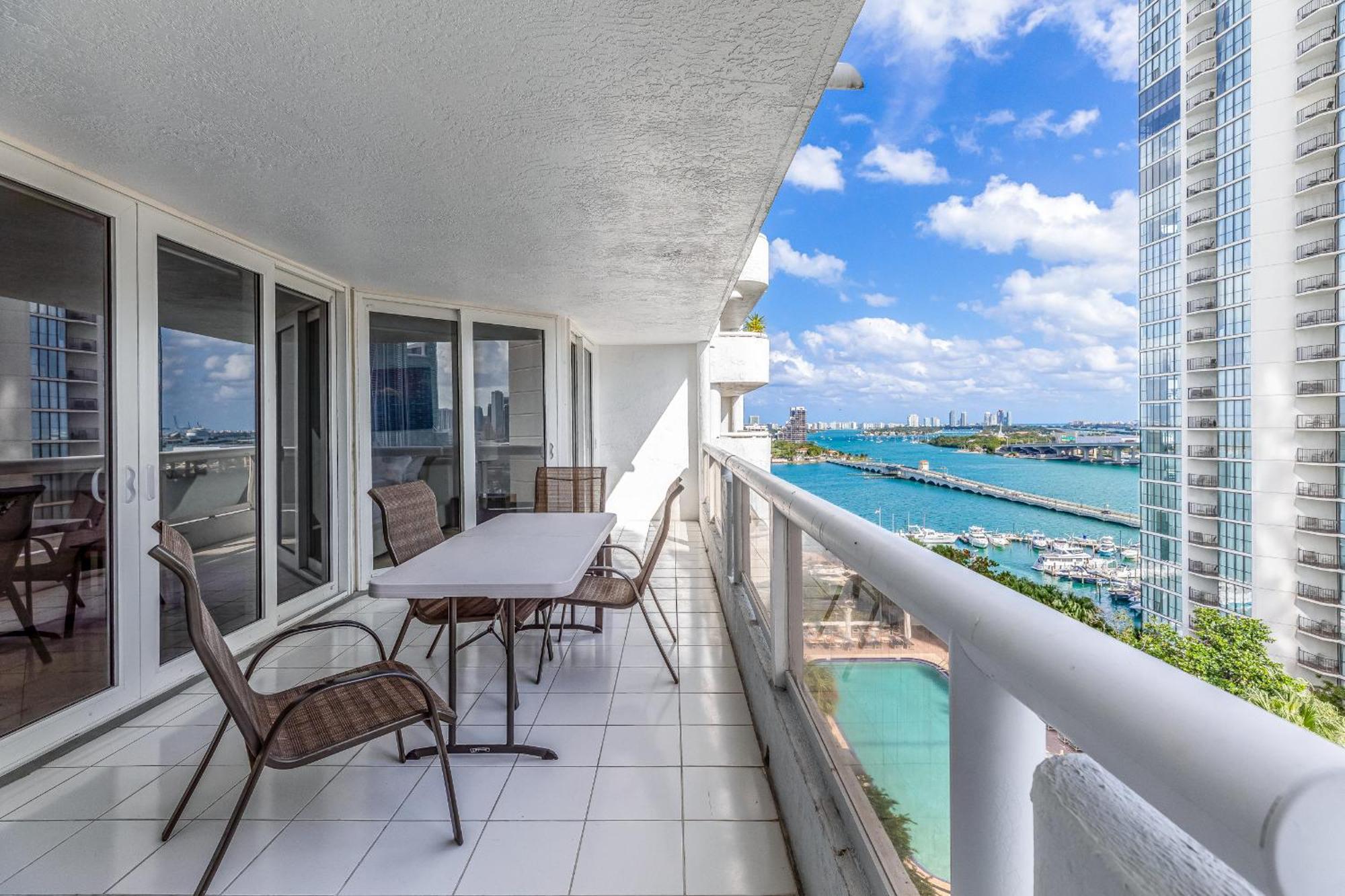 4 Bedroom With Stunning Balcony View *