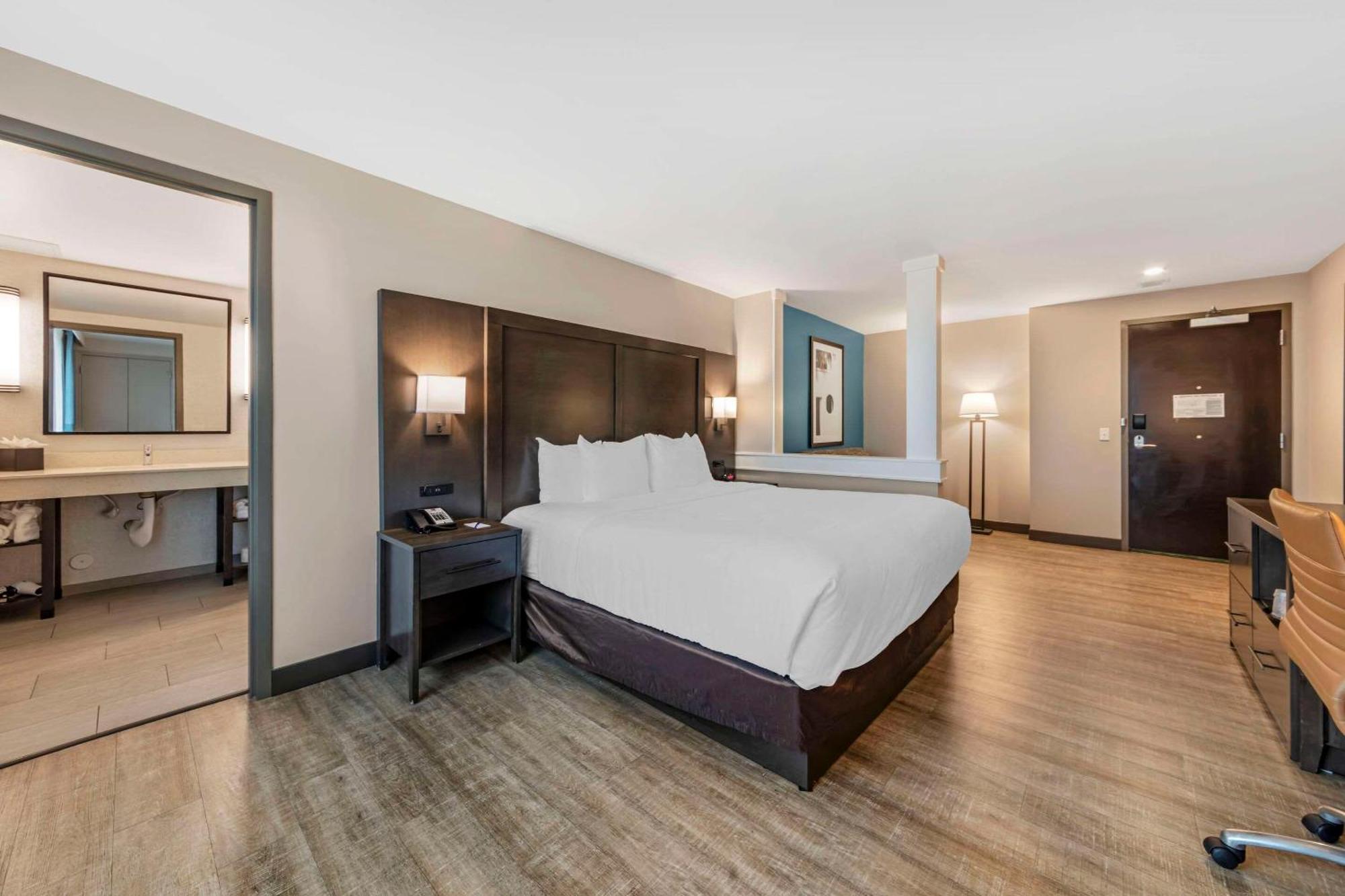 Comfort & Miami International Airport Hotel