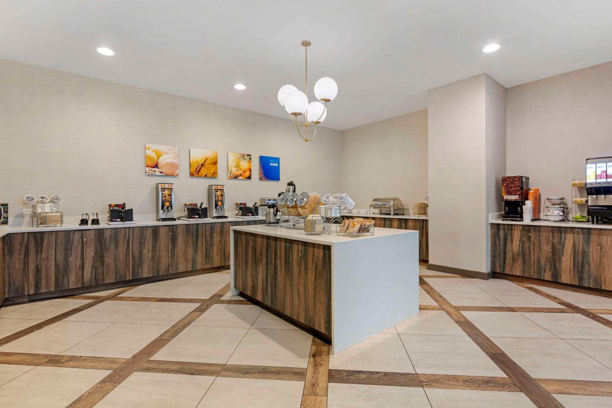 Comfort & Miami International Airport Hotel