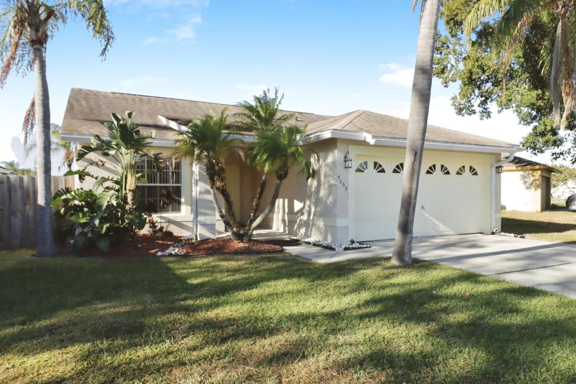 Ideal For Couples Or Families Looking For A Vacation With Private Pool And Yard Holiday home
