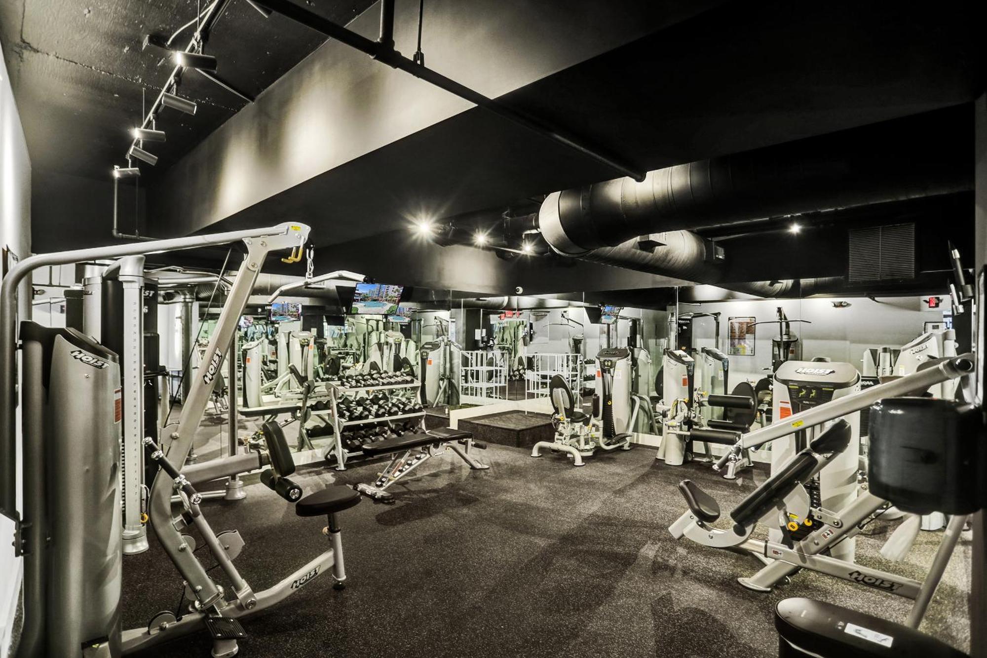 Chic 2-bedroom With Service & Gym / 1210