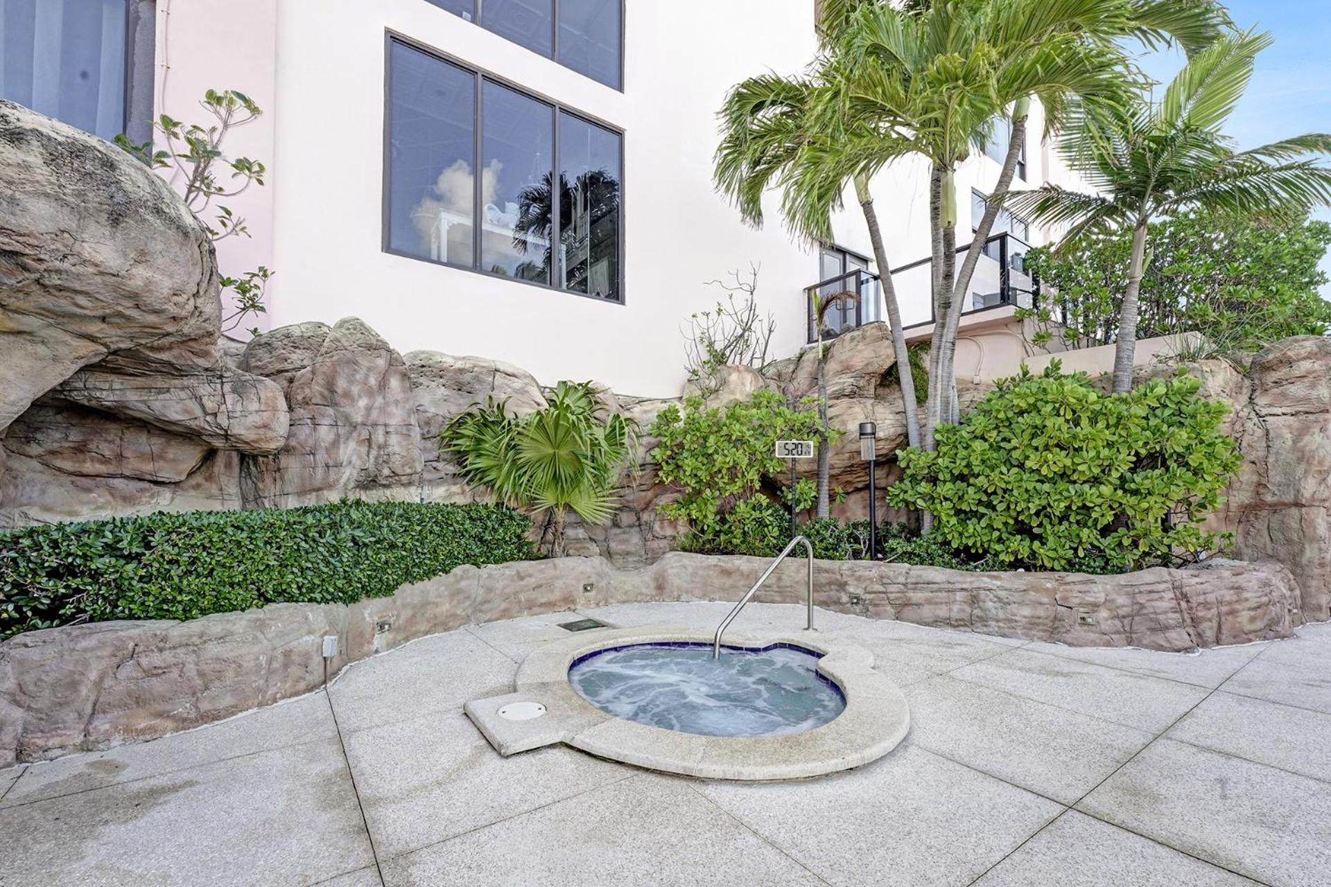 Chic 2-bedroom With Service & Gym / 1210