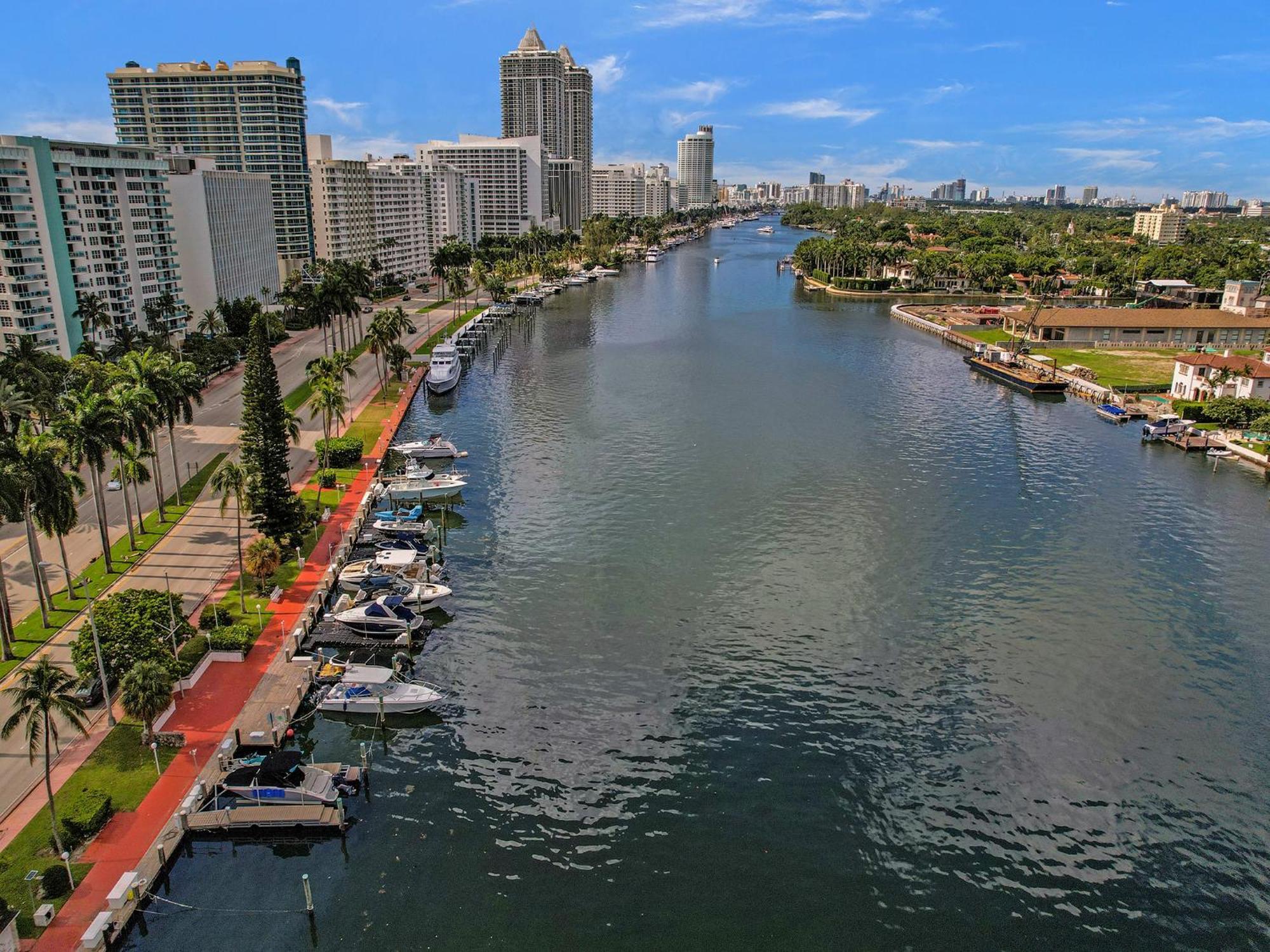 Chic 2-bedroom With Service & Gym / 1210