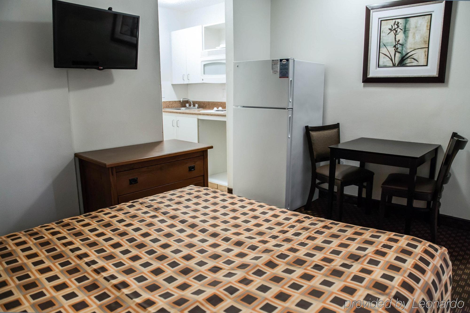 Hometowne By Red Roof Orlando South Motel 2*