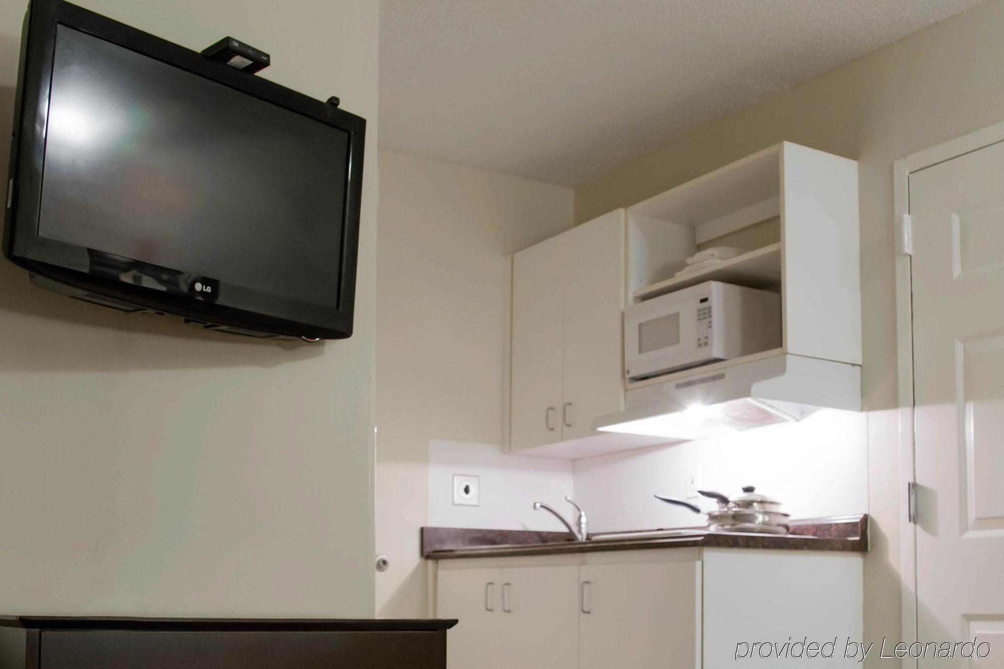 Hometowne By Red Roof Orlando South Motel 2*
