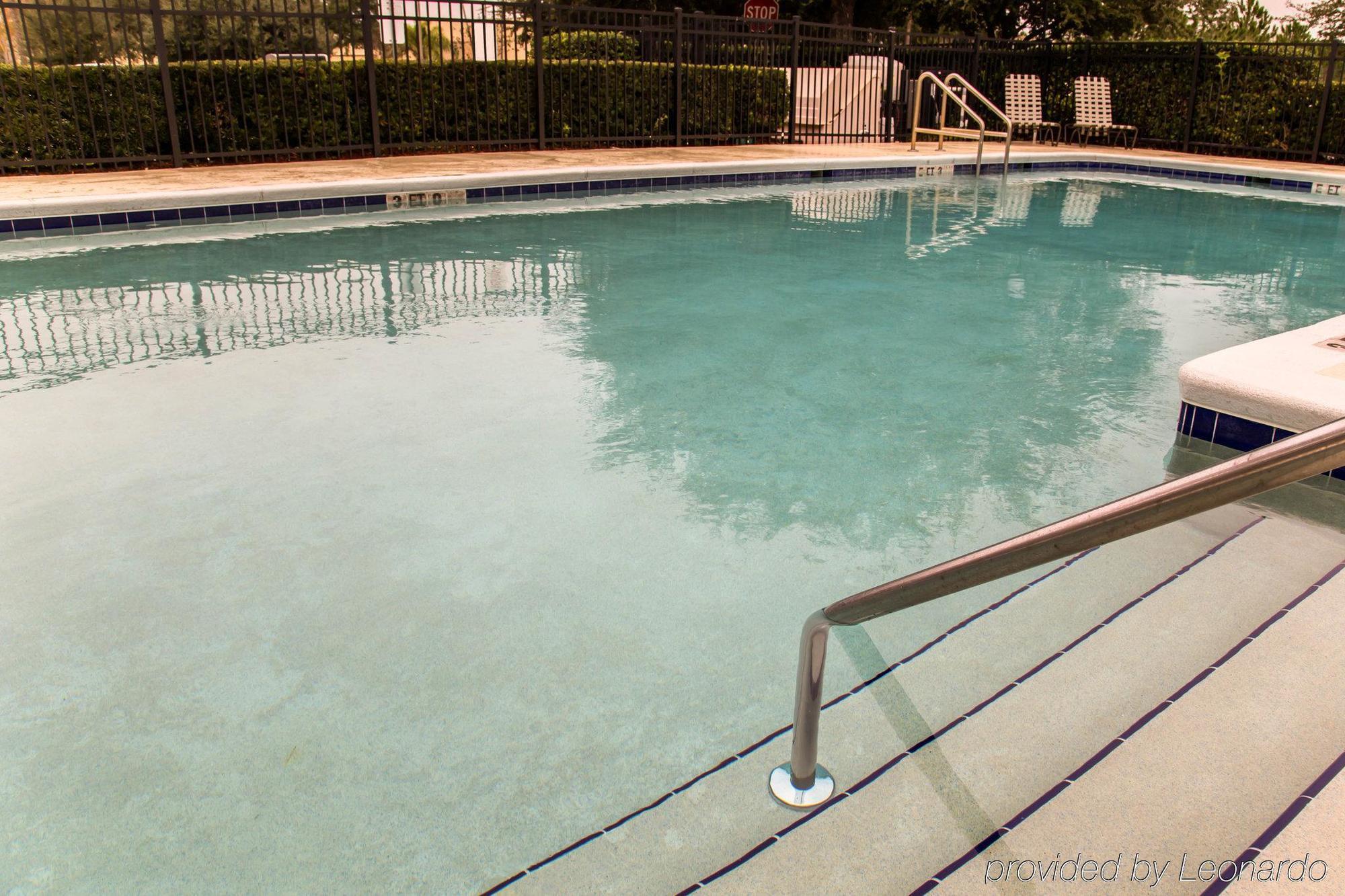 Hometowne By Red Roof Orlando South Motel 2*