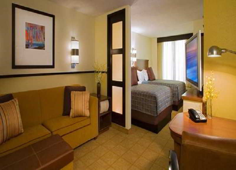 Hyatt Place Airport Hotel 3*