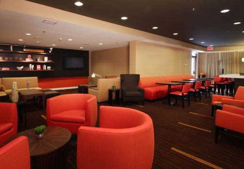Courtyard By Marriott Airport/ Northeast Hotel