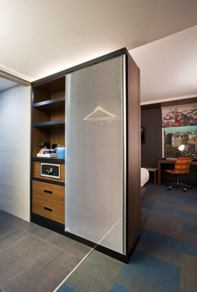 Hotel Aloft Airport 3*