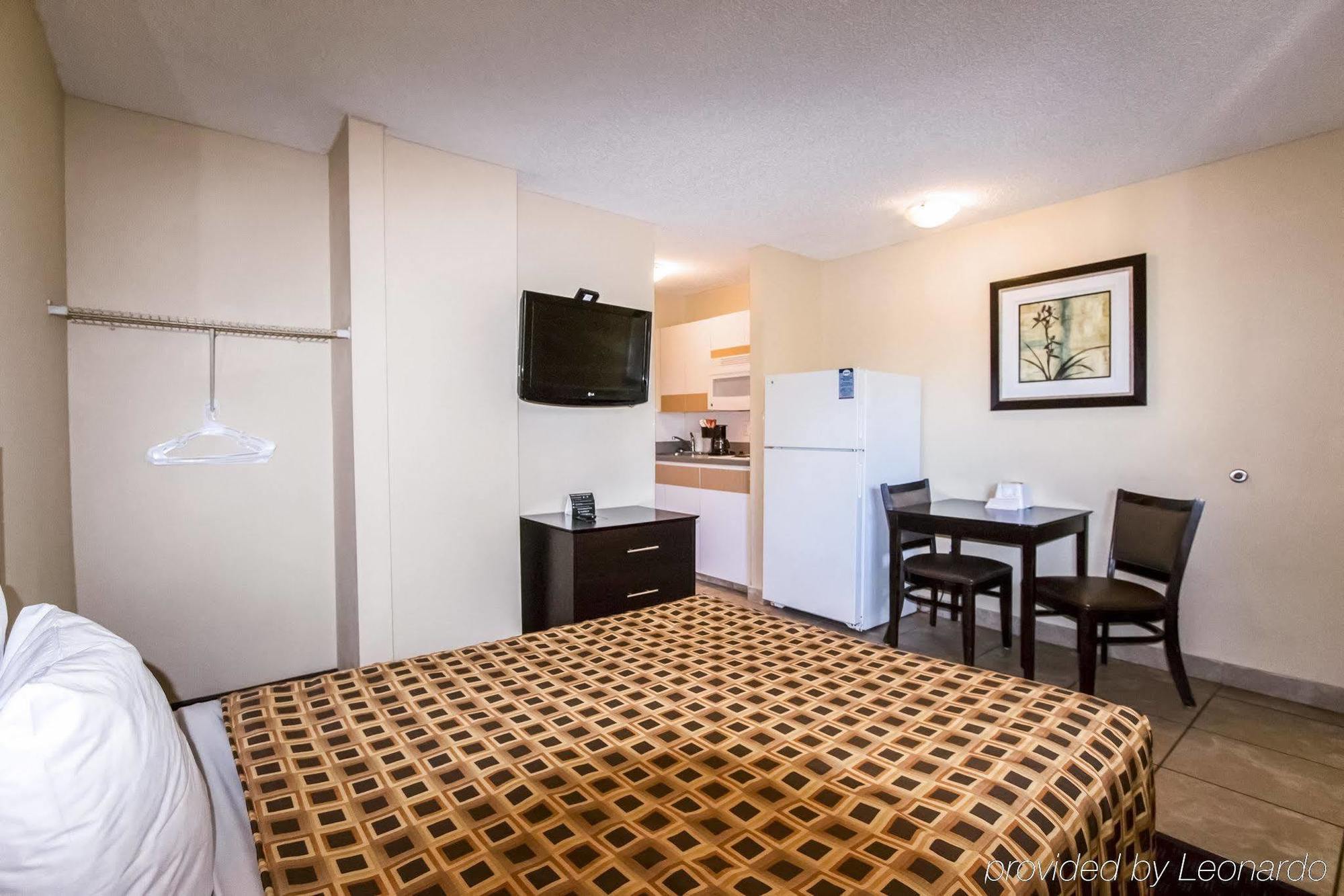Hometowne By Red Roof Orlando South 2*