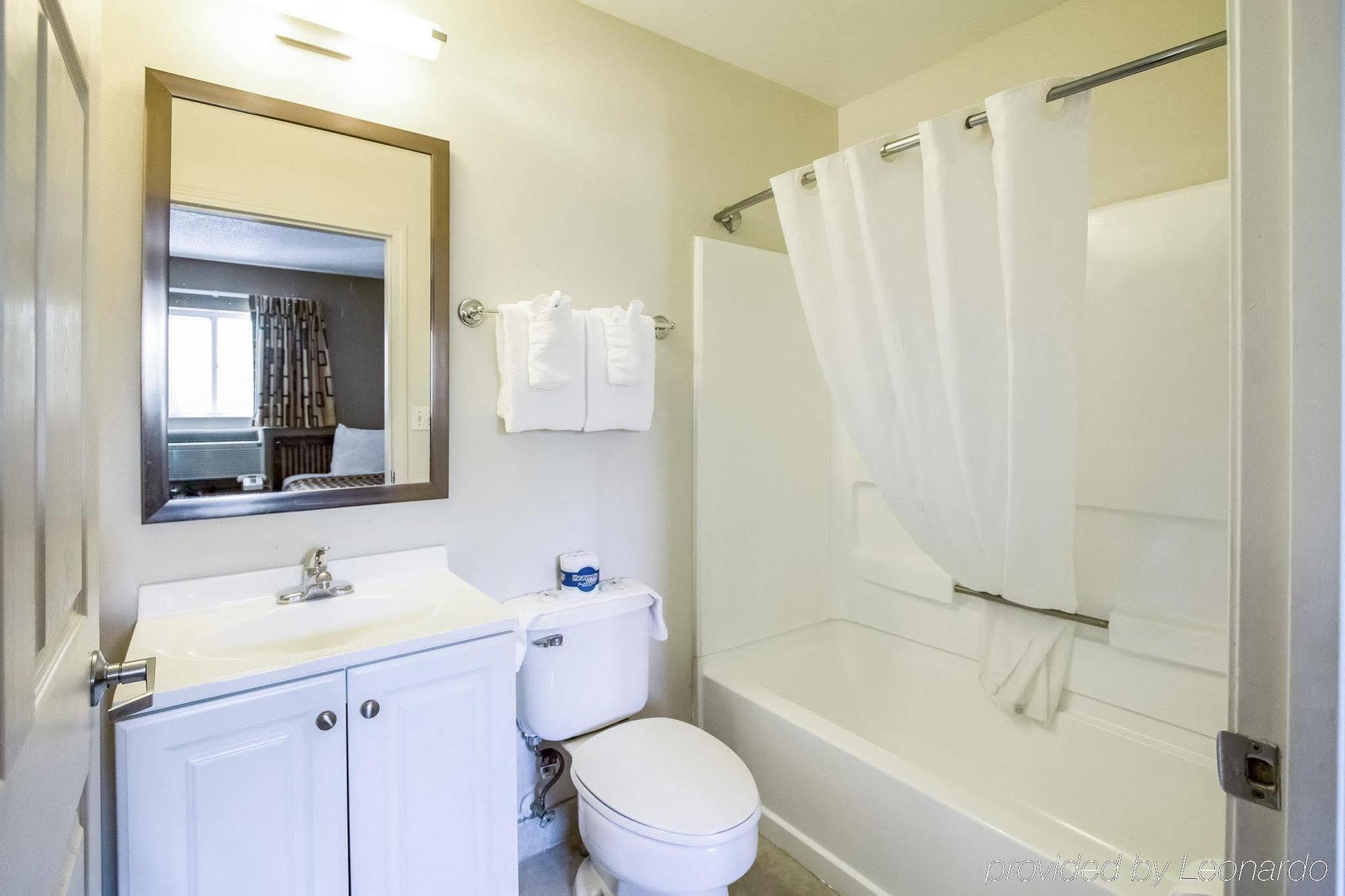 Hometowne By Red Roof Orlando South Motel 2*