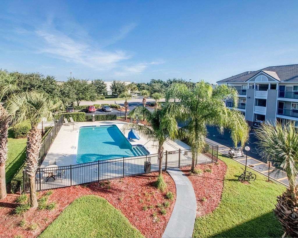 Hometowne By Red Roof Orlando South Motel